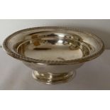 AN ELIZABETH II 1965 HALLMARKED BIRMINGHAM SILVER PEDESTAL BOWL, MAKER BARKER ELLIS SILVER CO 18CM