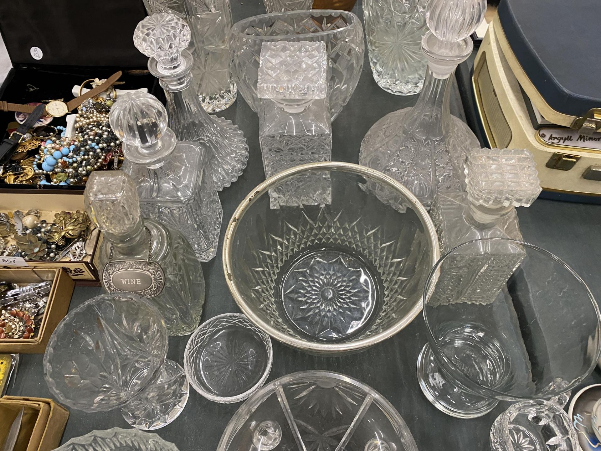 A LARGE QUANTITY OF GLASSWARE TO INCLUDE DECANTERS, VASES, BOWLS, ETC - 21 PIECES IN TOTAL - Image 3 of 4