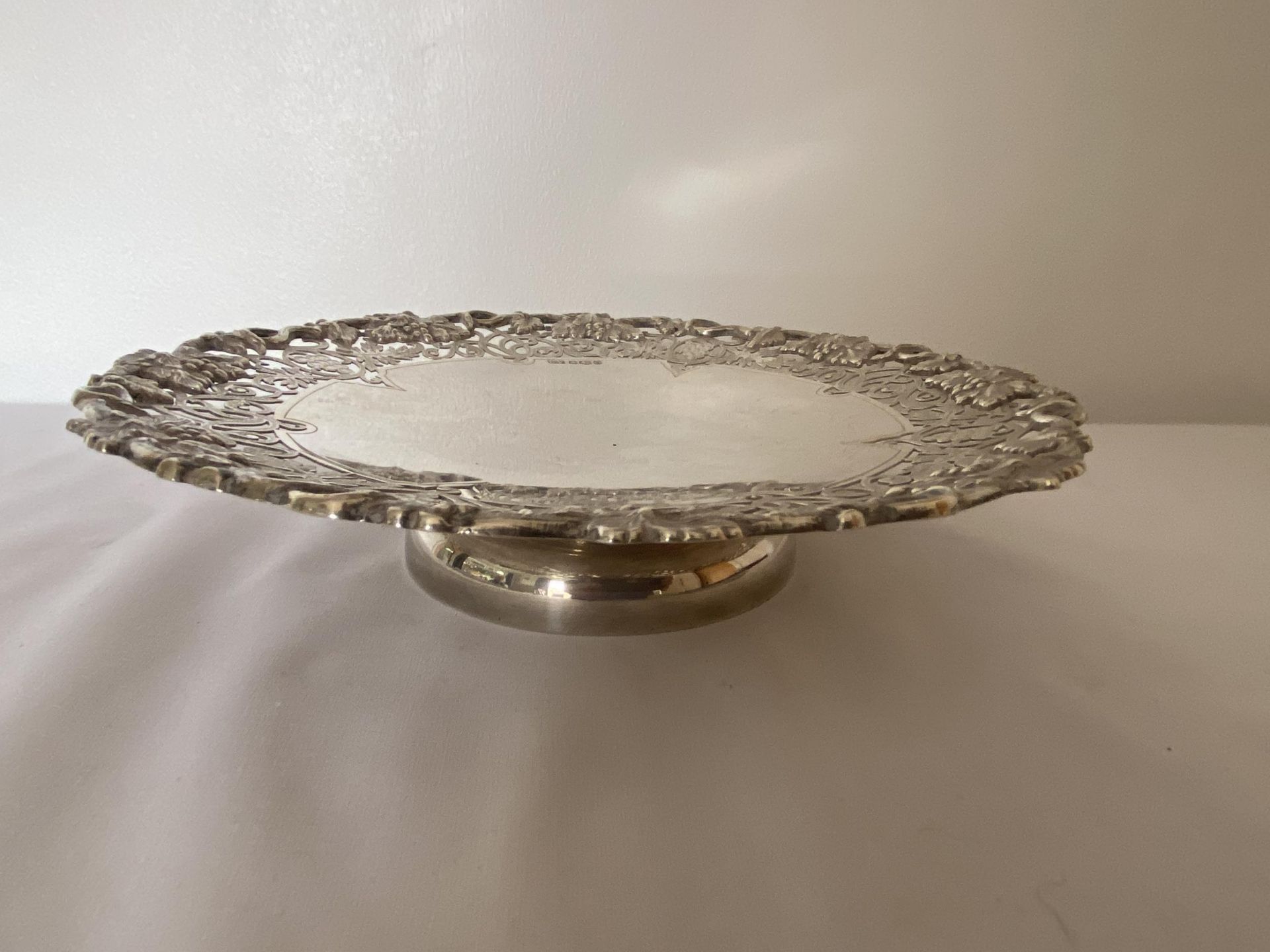 AN ELIZABETH II 1958 HALLMARKED SHEFFIELD SILVER PEDESTAL DISH WITH PIERCED FOLIATE DESIGN, MAKER - Image 5 of 18