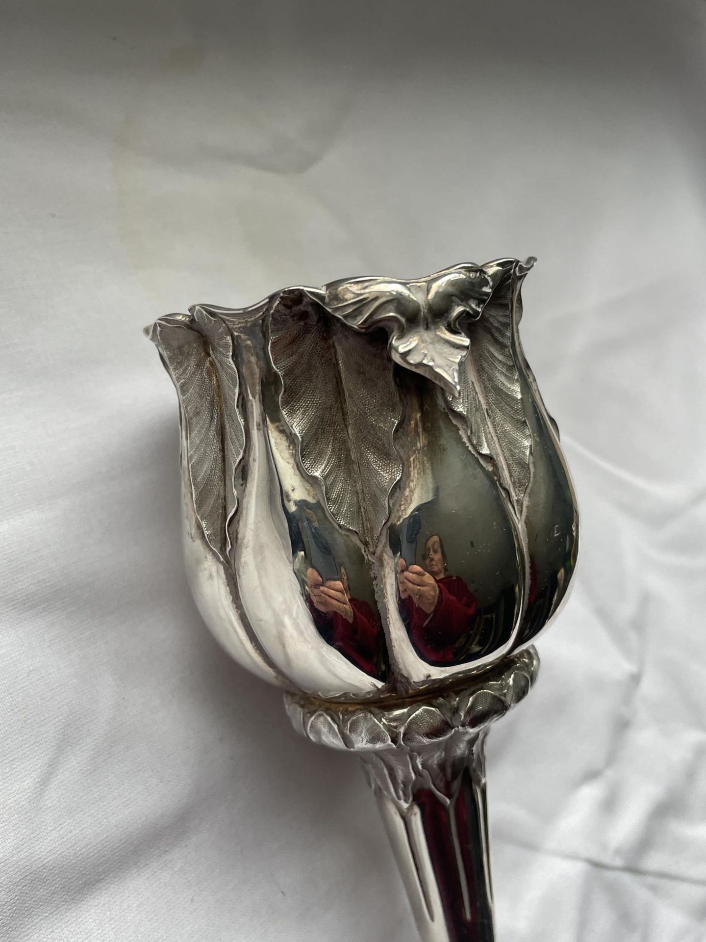 A GEORGIAN HALLMARKED SILVER TWO PIECE ROSE DESIGN FUNNEL, MARKS INDISTINCT, WEIGHT 131 GRAMS - Image 9 of 18