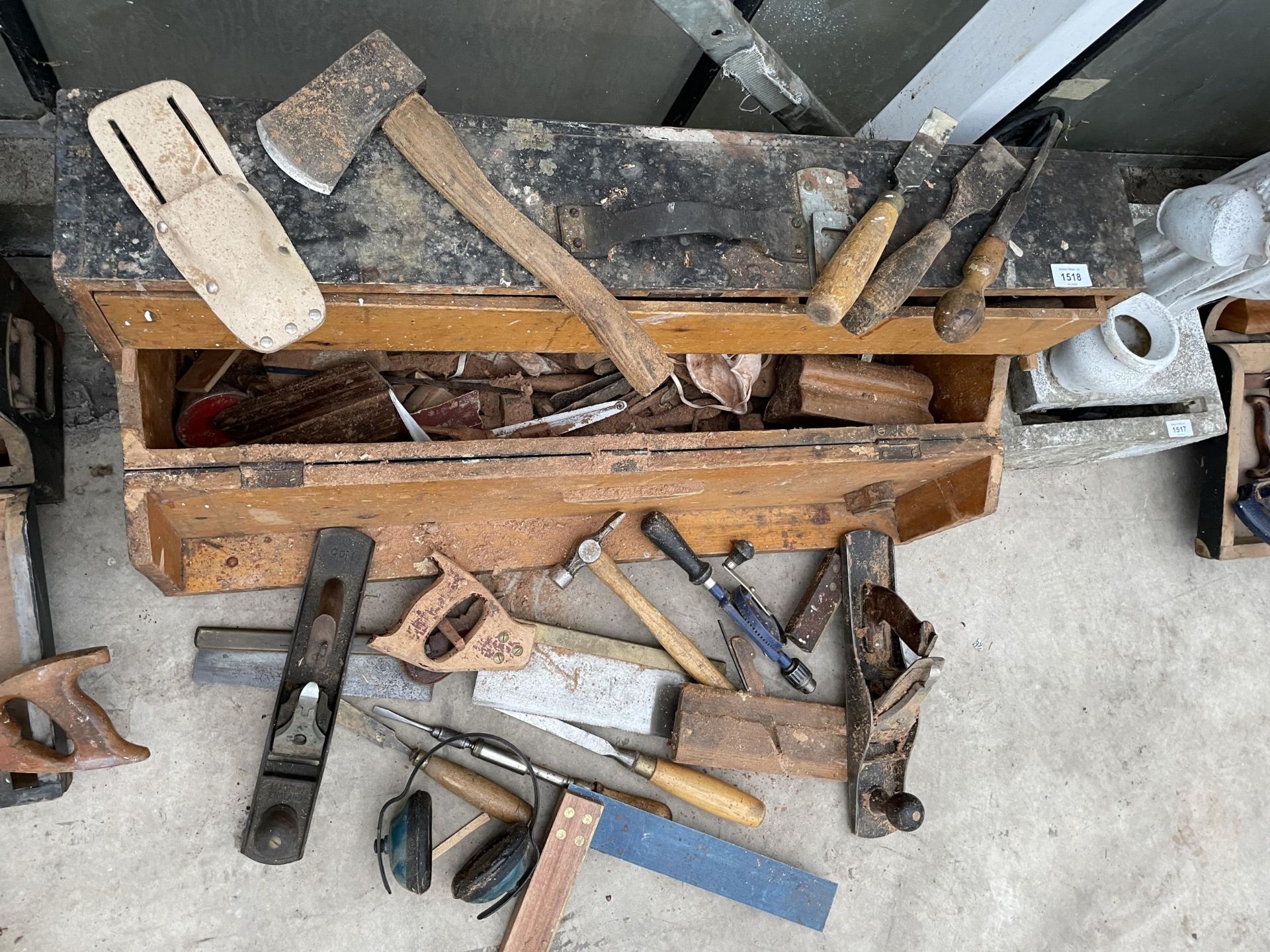 A VINTAGE WOODEN JOINERS CHEST TO INCLUDE AN ASSORTMENT OF TOOLS TO INCLUDE HAMMERS AND WOOD - Image 2 of 5