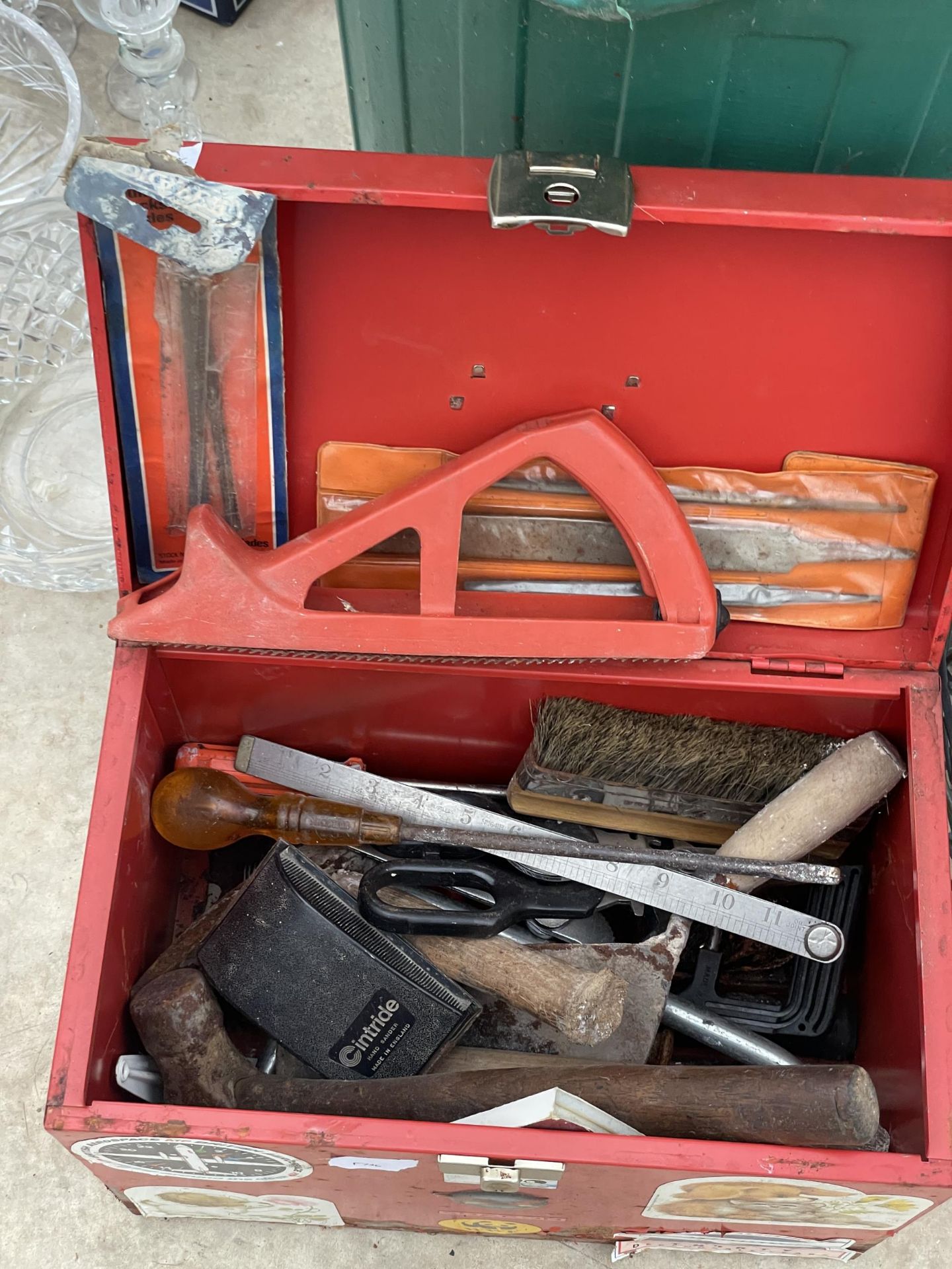 AN ASSORTMENT OF TOOLS TO INCLUDE HANGING BASKETS, HAND TOOLS AND TWO DUSTBINS ETC - Image 3 of 4