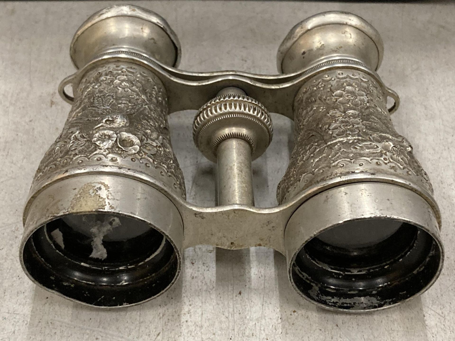 A GROUP OF BINOCULARS TO INCLUDE KERSHAM BINO PRISM NO.2 MK II AND ZENITH EXAMPLES - Bild 4 aus 5