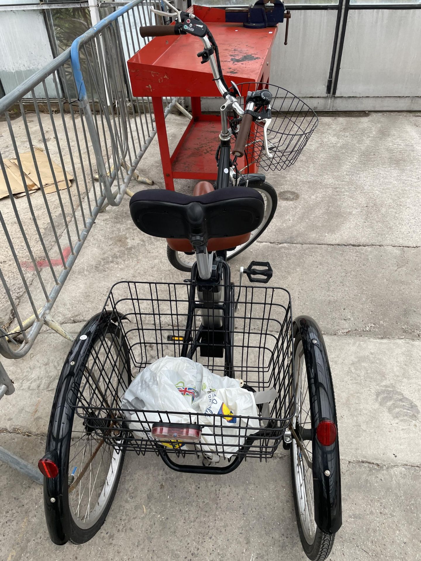 A JORVIK THREE WHEELED ELECTRIC BIKE COMPLETE WITH KEY AND CHARGER AND BELIEVED IN WORKING ORDER BUT - Bild 3 aus 7