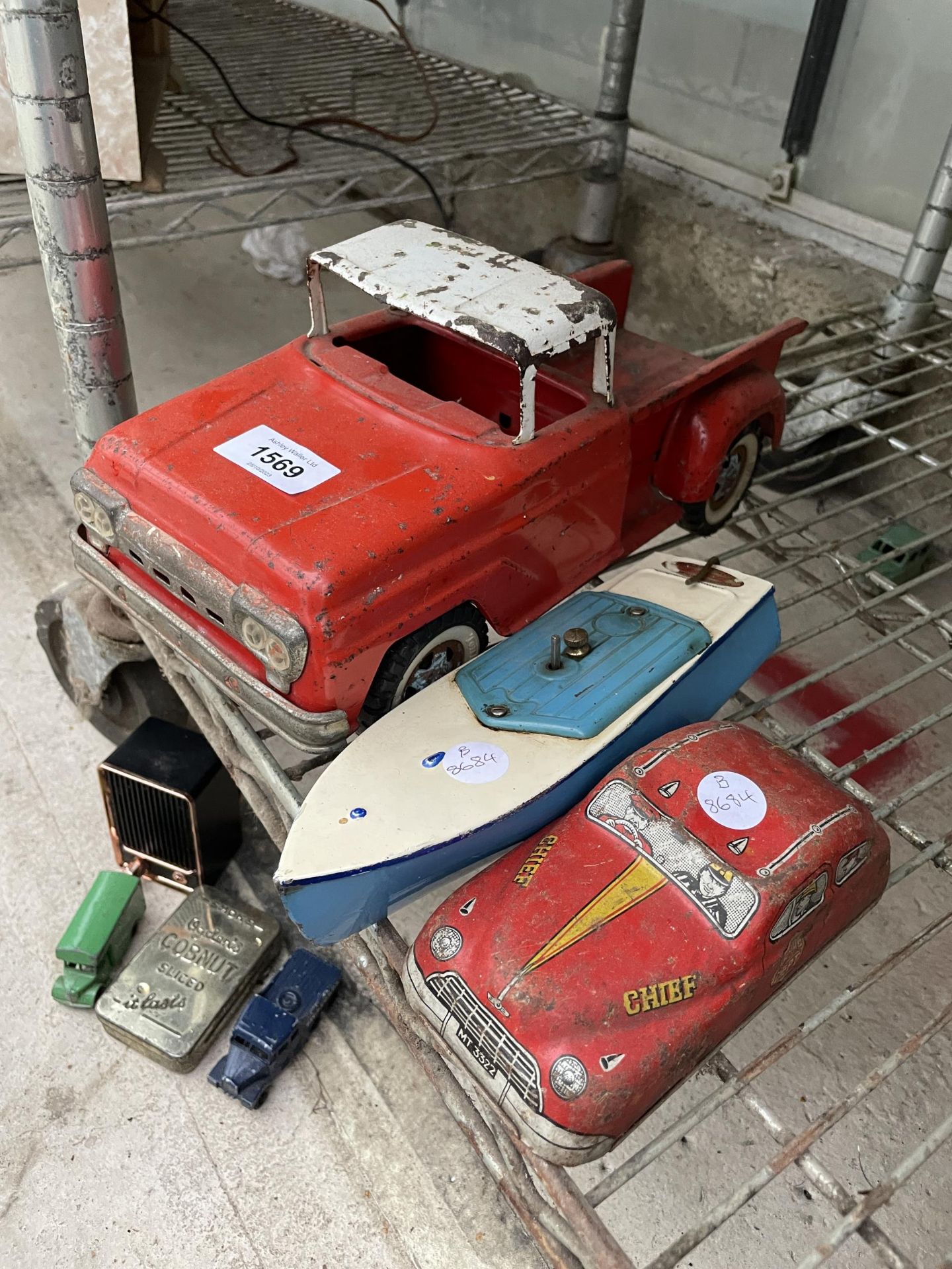 AN ASSORTMENT OF VINTAGE TIN TOYS TO INCLUDE A BOAT AND A PICKUP ETC