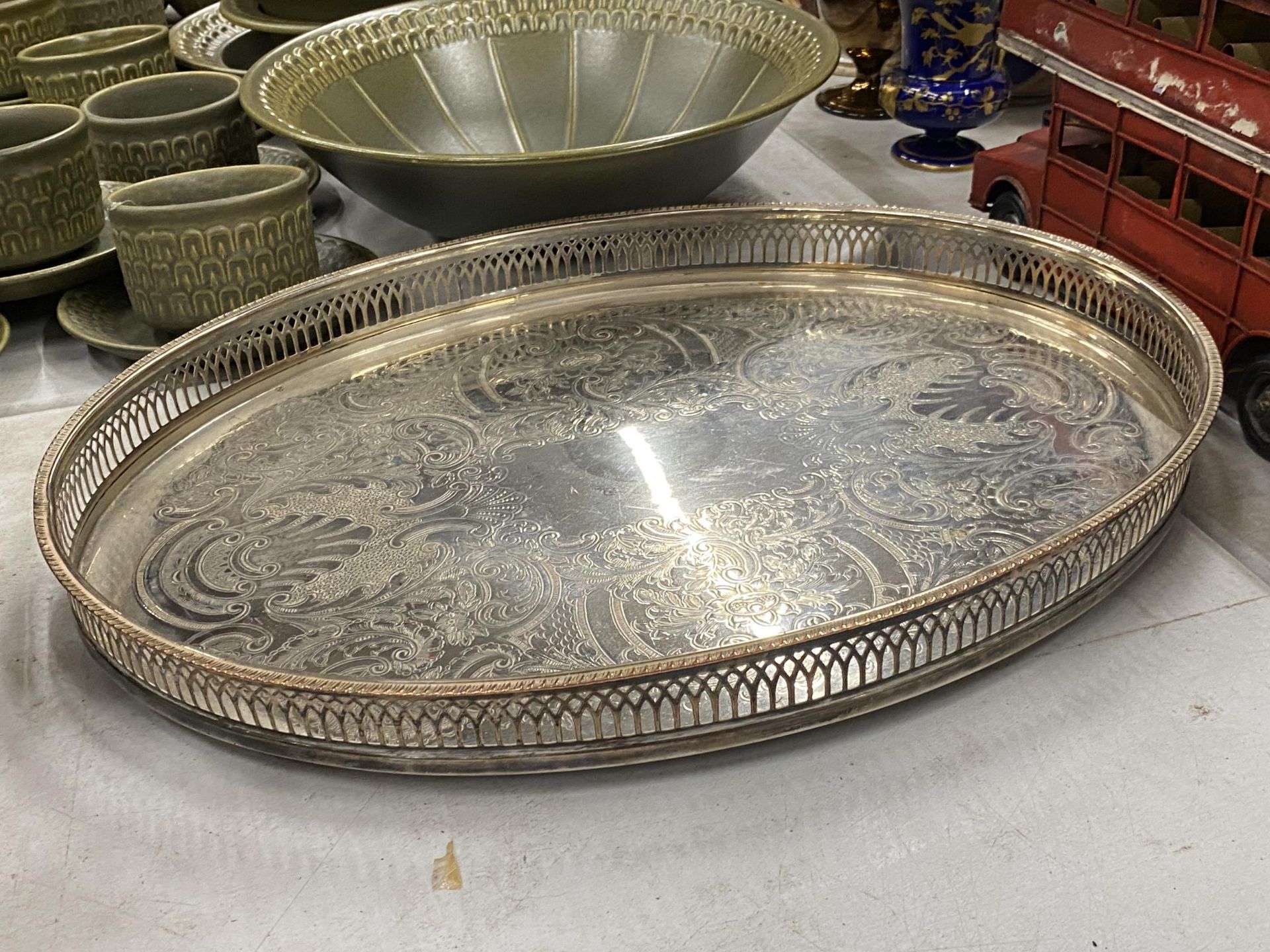 AN OVAL SILVER PLATED GALLERIED TRAY AND A COLUMBIAN HAND PAINTED BOX - Image 3 of 5