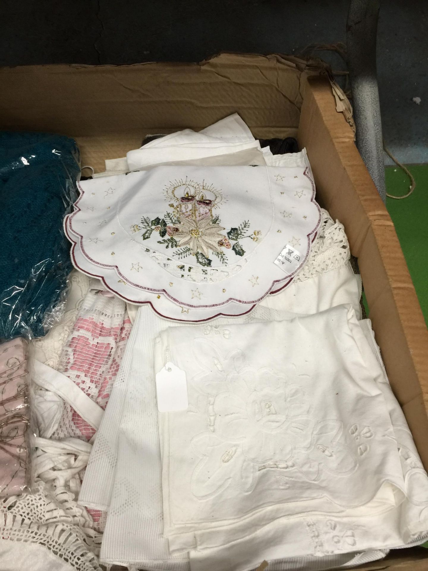 TWO BOXES OF VINTAGE EMBROIDERY AND ASSORTED LINEN ITEMS - Image 3 of 4