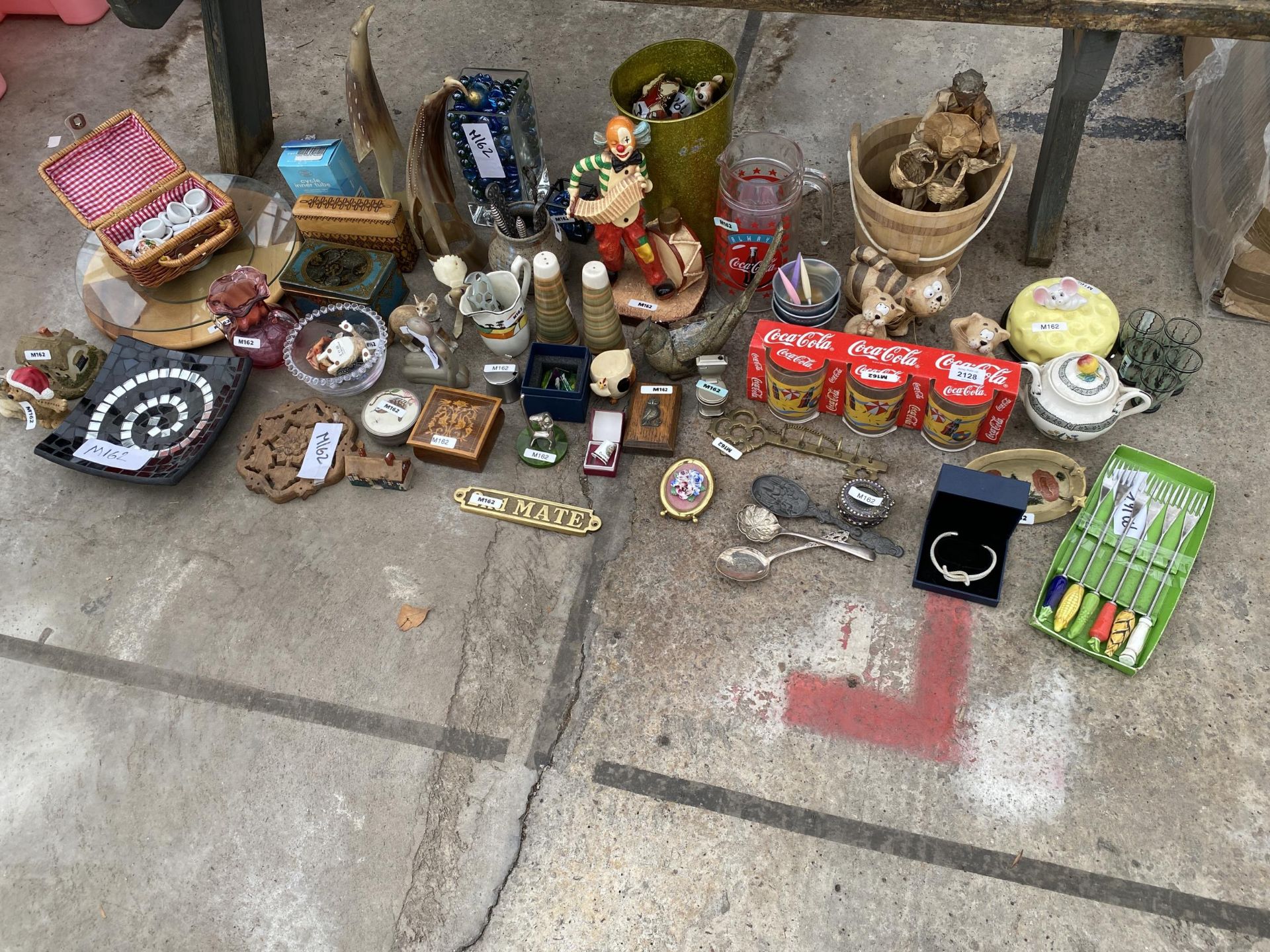 AN ASSORTMENT OF ITEMS TO INCLUDE A CHEESE DISH, FIGURES AND BOWLS ETC