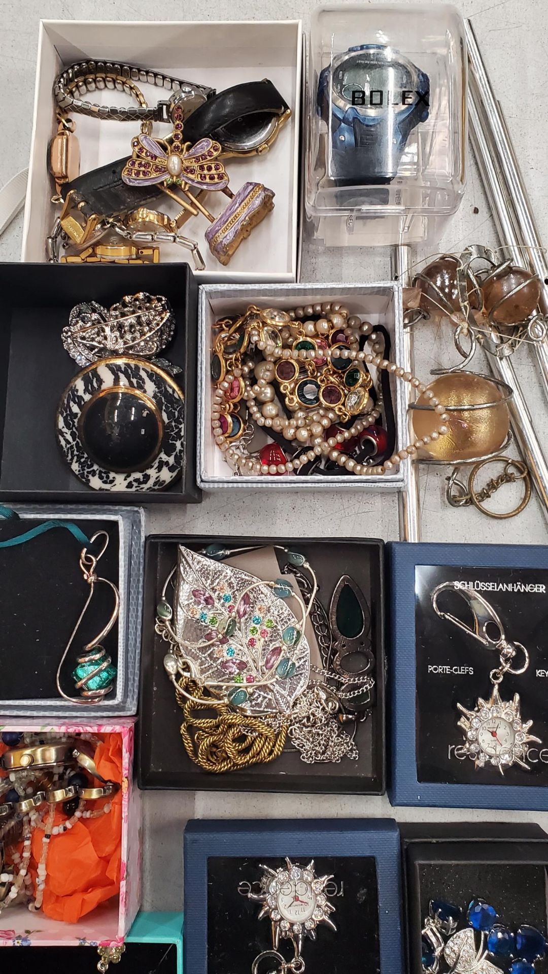 A QUANTITY OF COSTUME JEWELLERY - SOME BOXED - TO INCLUDE NECKLACES, WATCHES, EARRINGS, ETC - Image 4 of 4