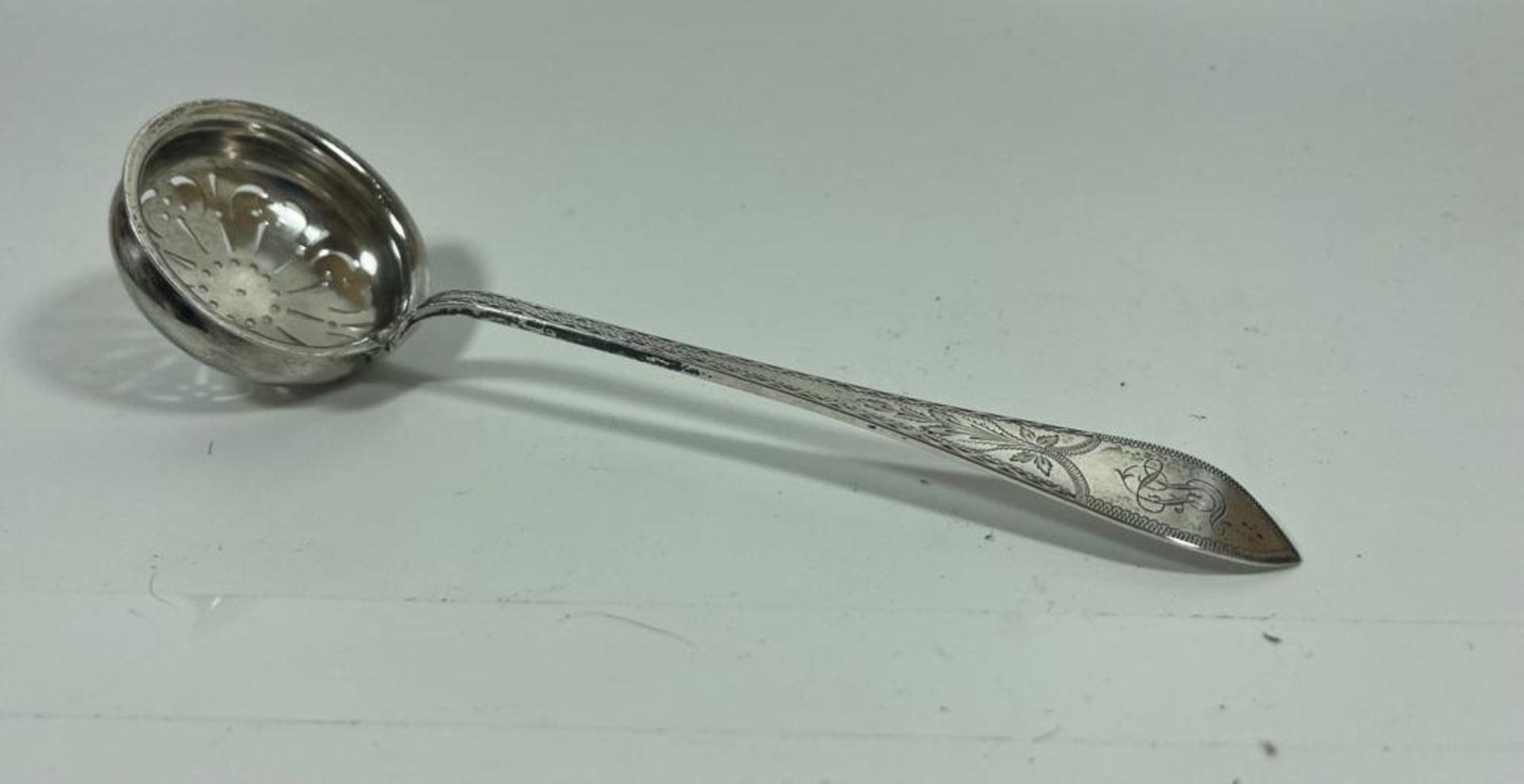A .99 STAMPED SILVER ANTIQUE SUGAR SIFTER, LENGTH 18.5 CM