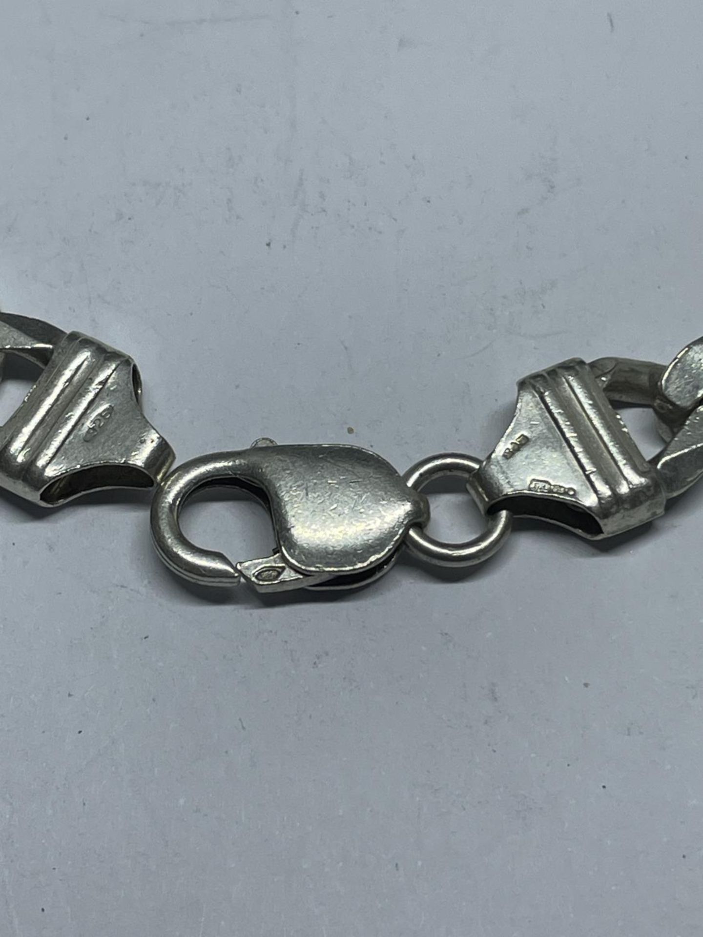 A HEAVY MARKED SILVER FLAT LINK NECKLACE LENGTH 51CM WEIGHT 84.1 GRAMS - Image 2 of 4