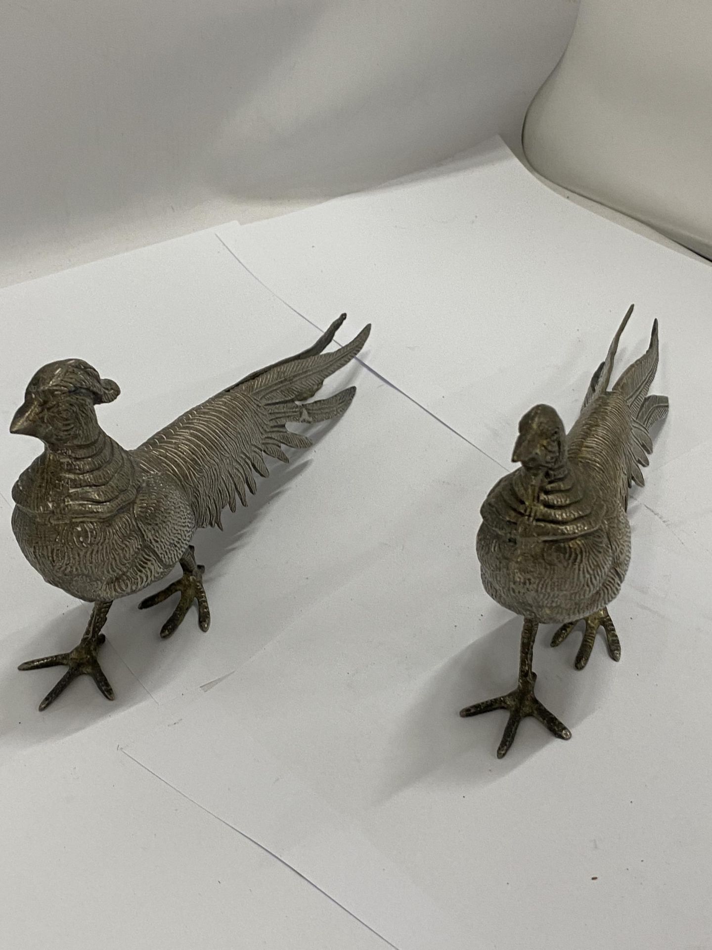 A PAIR OF WHITE METAL PHEASANTS, LENGTH 30CM, HEIGHT 13CM - Image 4 of 4