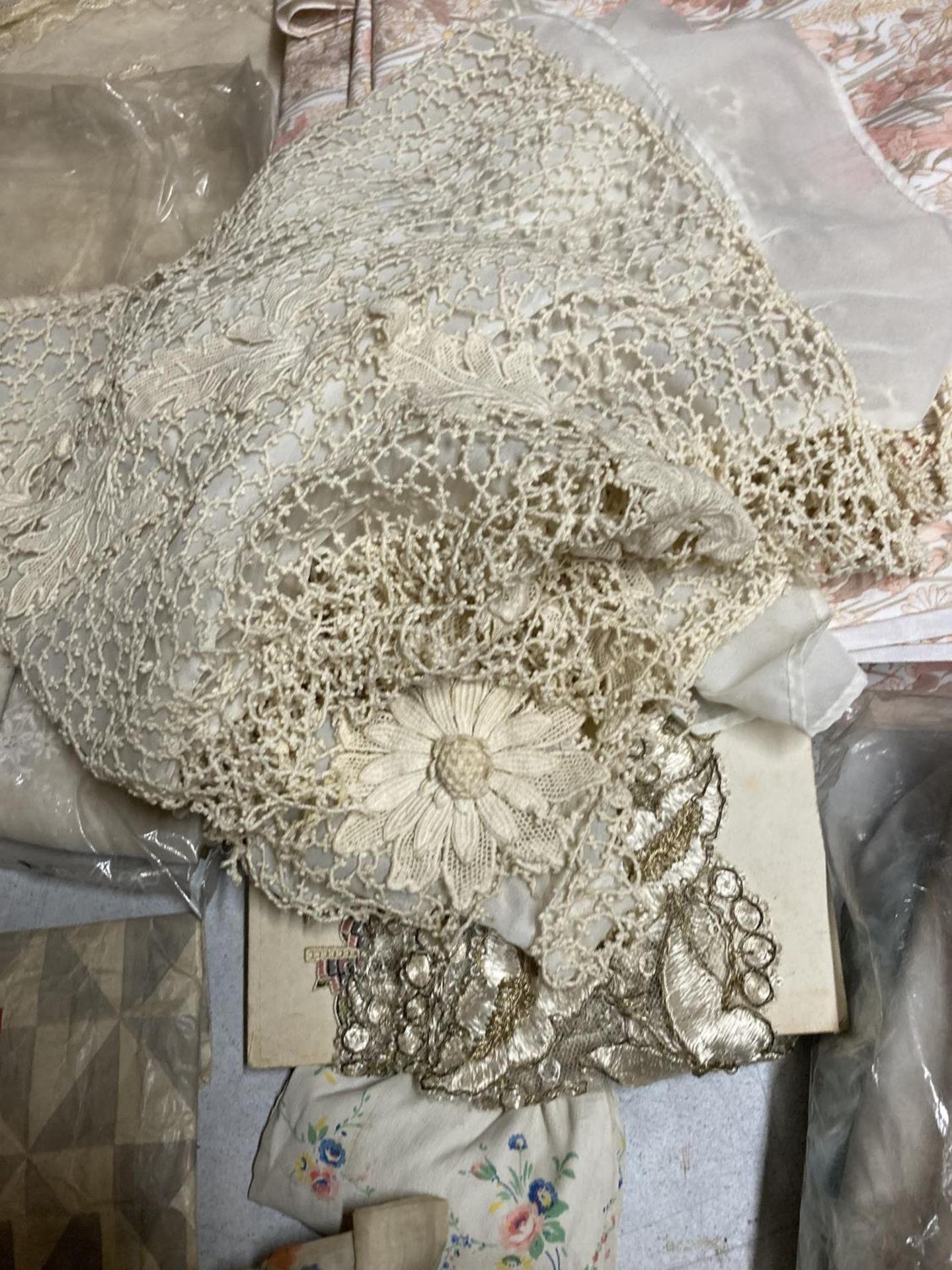 A QUANTITY OF LACE AND MATERIALS - Image 4 of 4