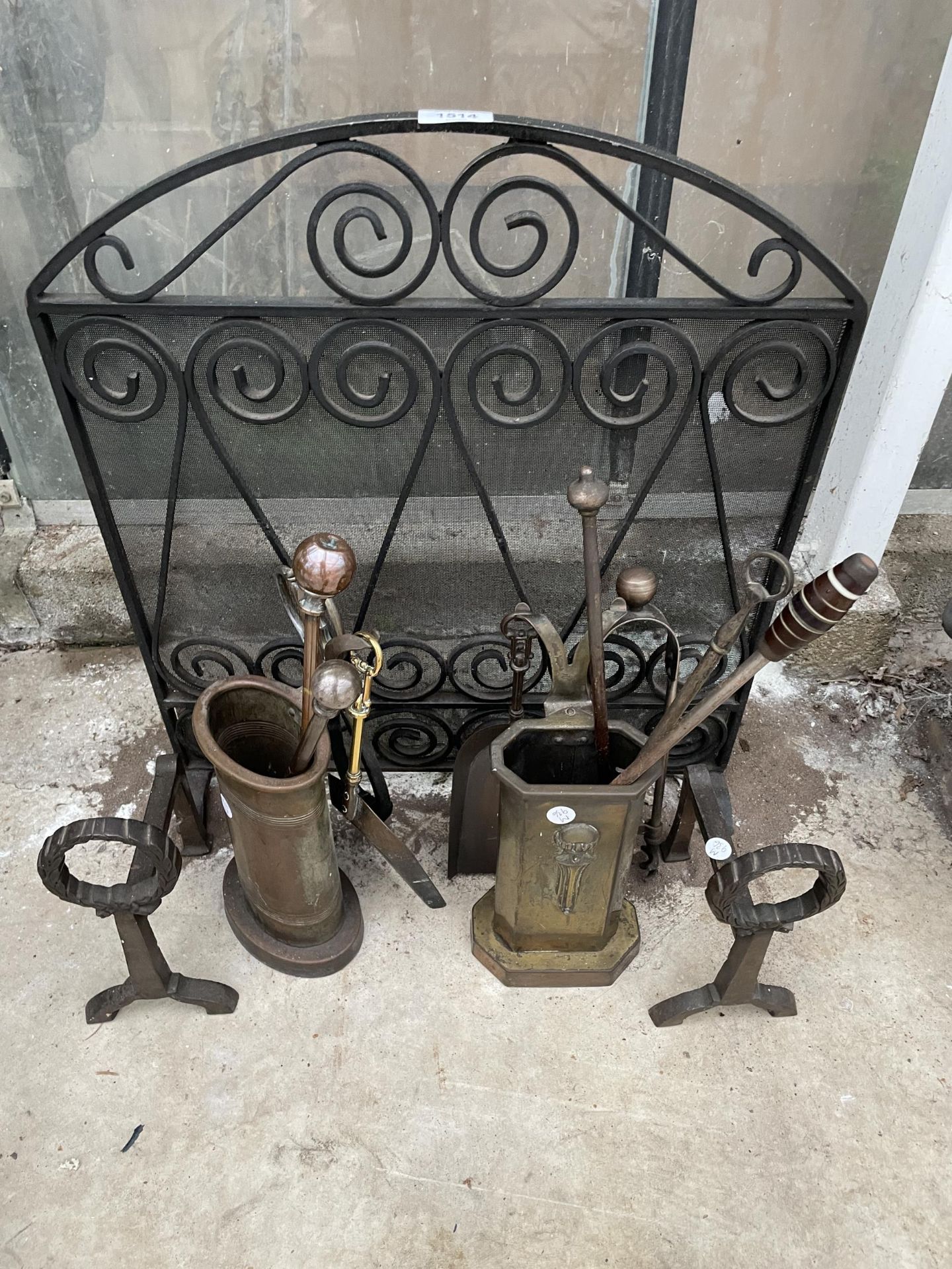 AN ASSORTMENT OF FIRESIDE ITEMS TO INCLUDE A FIRE SCREEN, COMPANION SETS AND A PAIR OF FIRE DOGS ETC