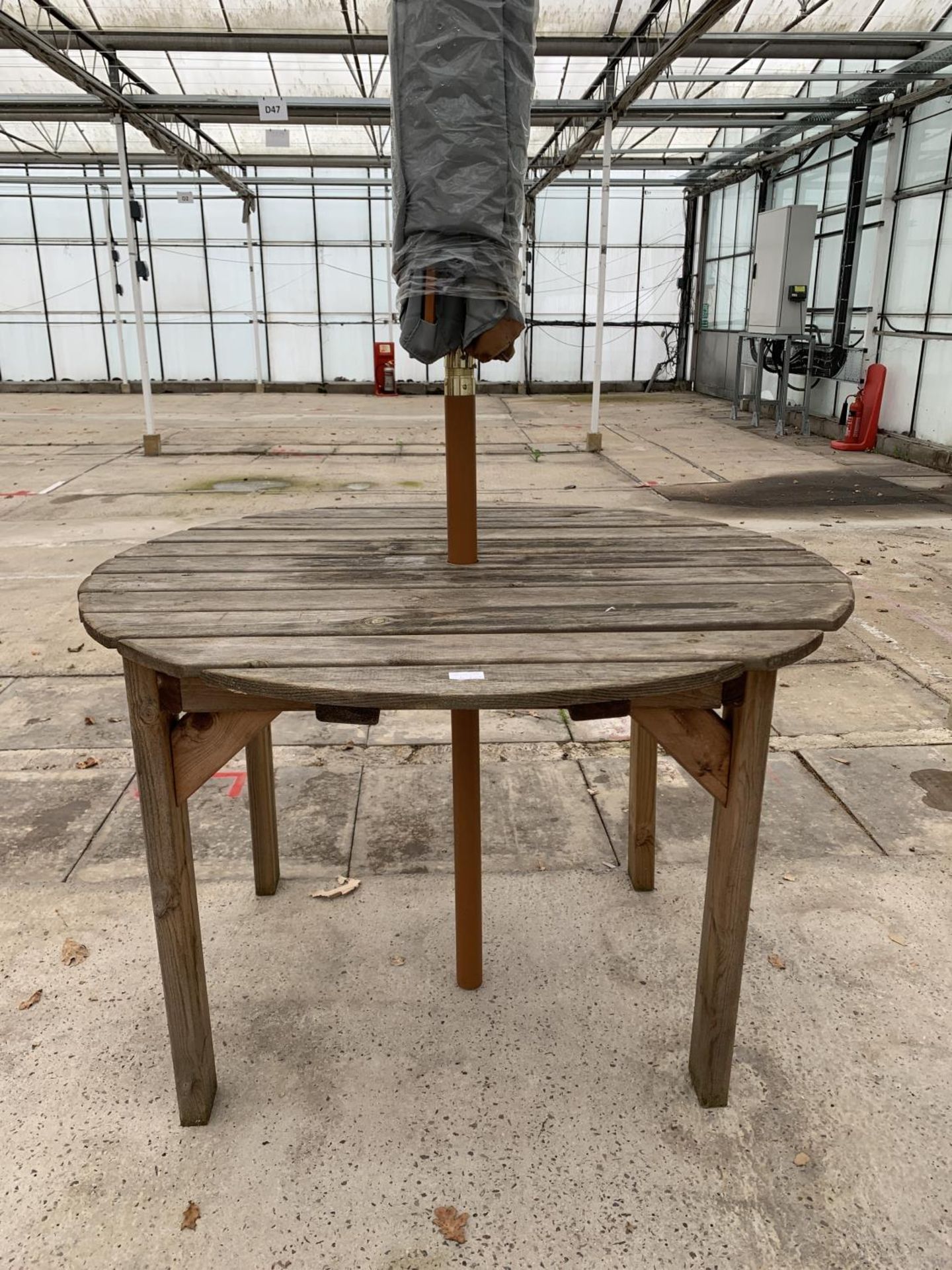 AN AS NEW EX DISPLAY CHARLES TAYLOR CIRCULAR TABLE WITH A GREY PARASOL + VAT - Image 2 of 3