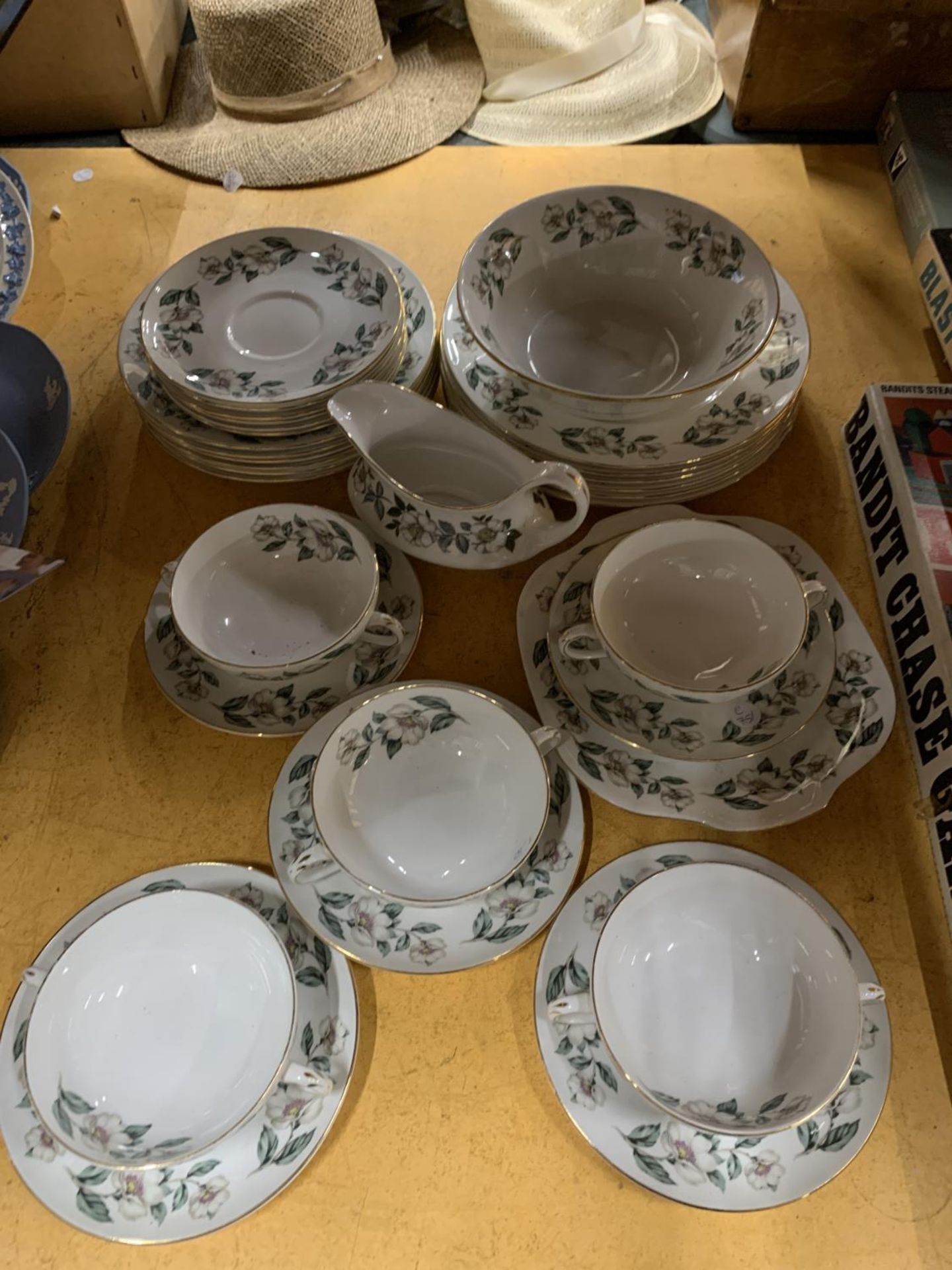 A QUANTITY OF CROWN STAFFORDSHIRE DINNERWARE TO INCLUDE SOUP COUPES AND SAUCERS, PLATES, A SERVING