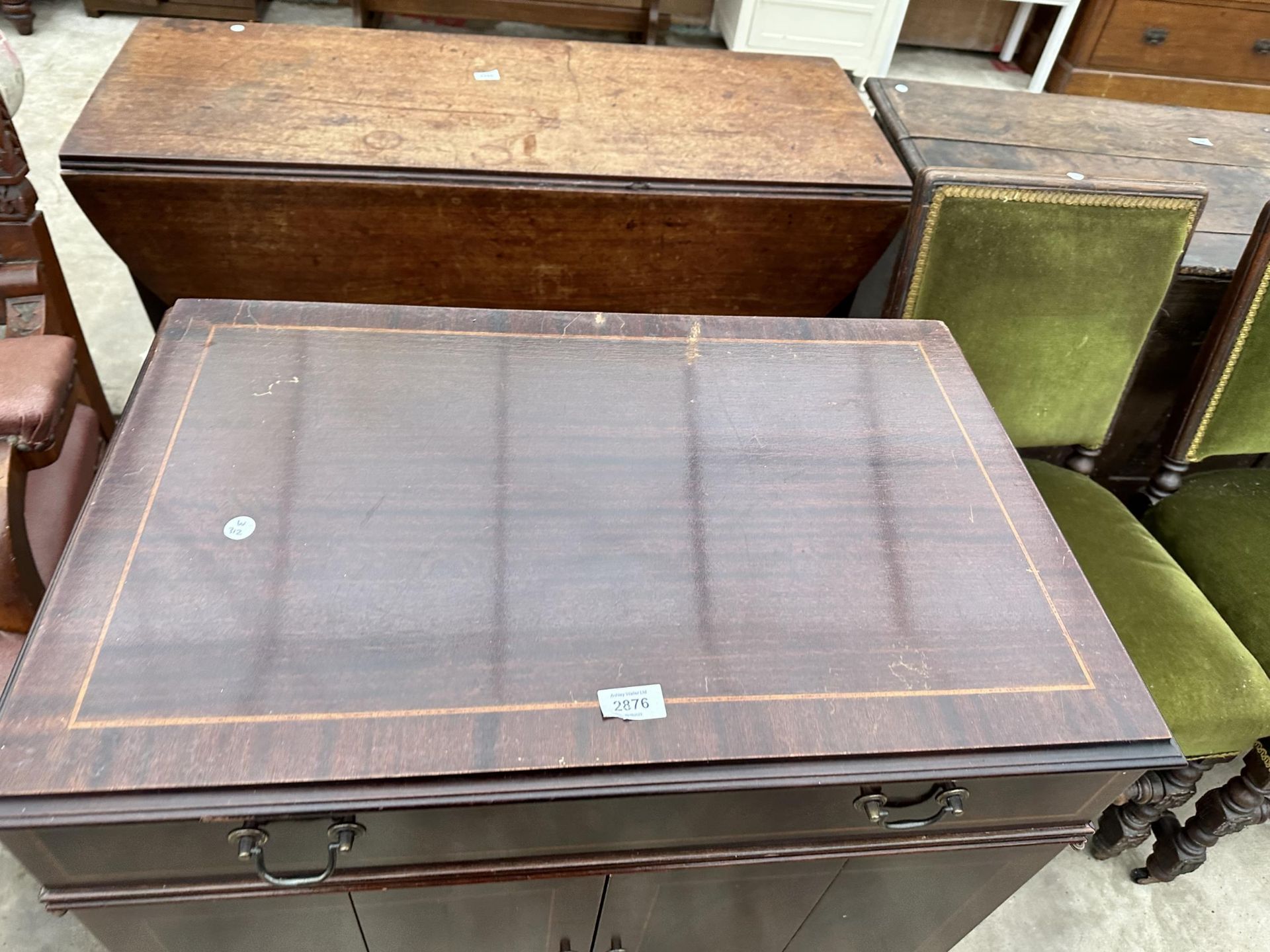 A MAHOGANY AND CROSSBANDED TV CABINET - Image 2 of 3