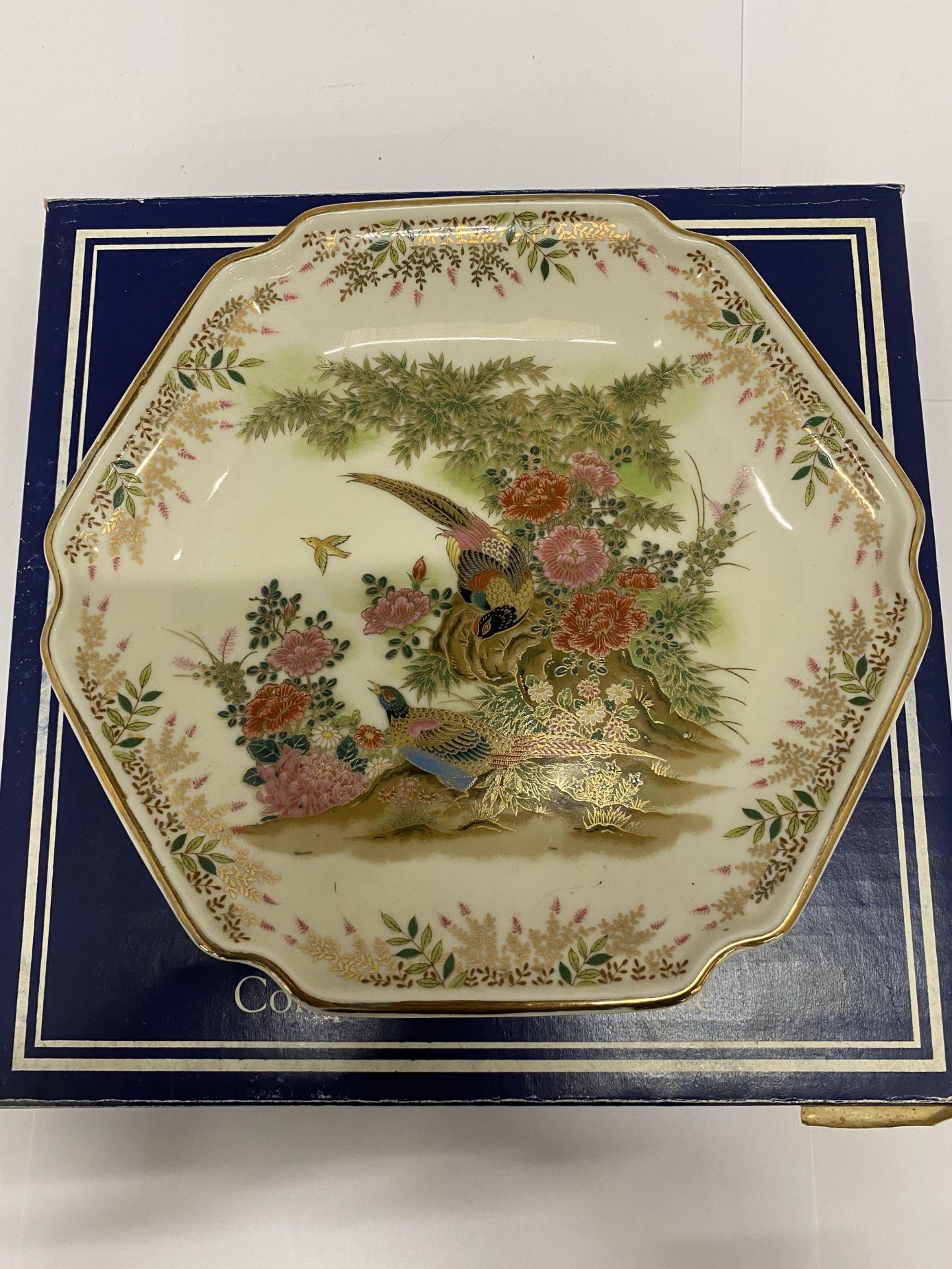 A BOXED COMPTON AND WOODHOUSE ORIENTAL PLATE WITH MARKS TO THE BACK - Image 2 of 3