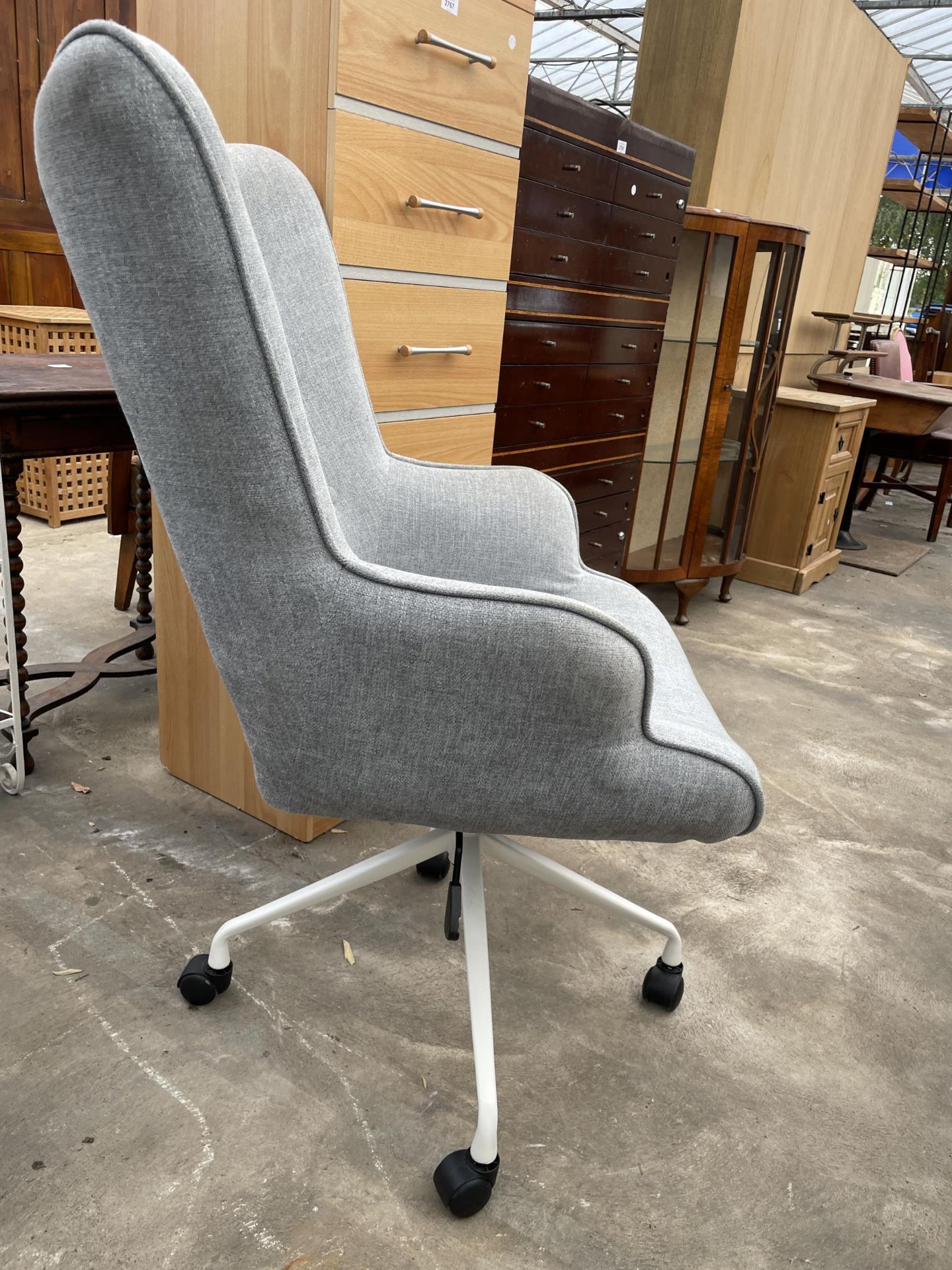 A MODERN GREY ARANAE SPIDER LEG CHAIR - Image 2 of 3