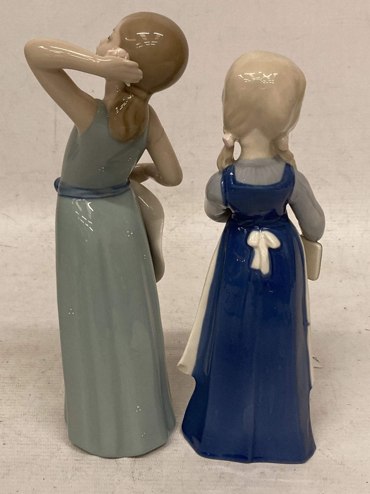 TWO FIGURES - A LLADRO FIGURE OF A GIRL AND A CONTINENTAL FIGURE OF A GIRL WITH LIPPELSDORF BLUE - Bild 3 aus 4