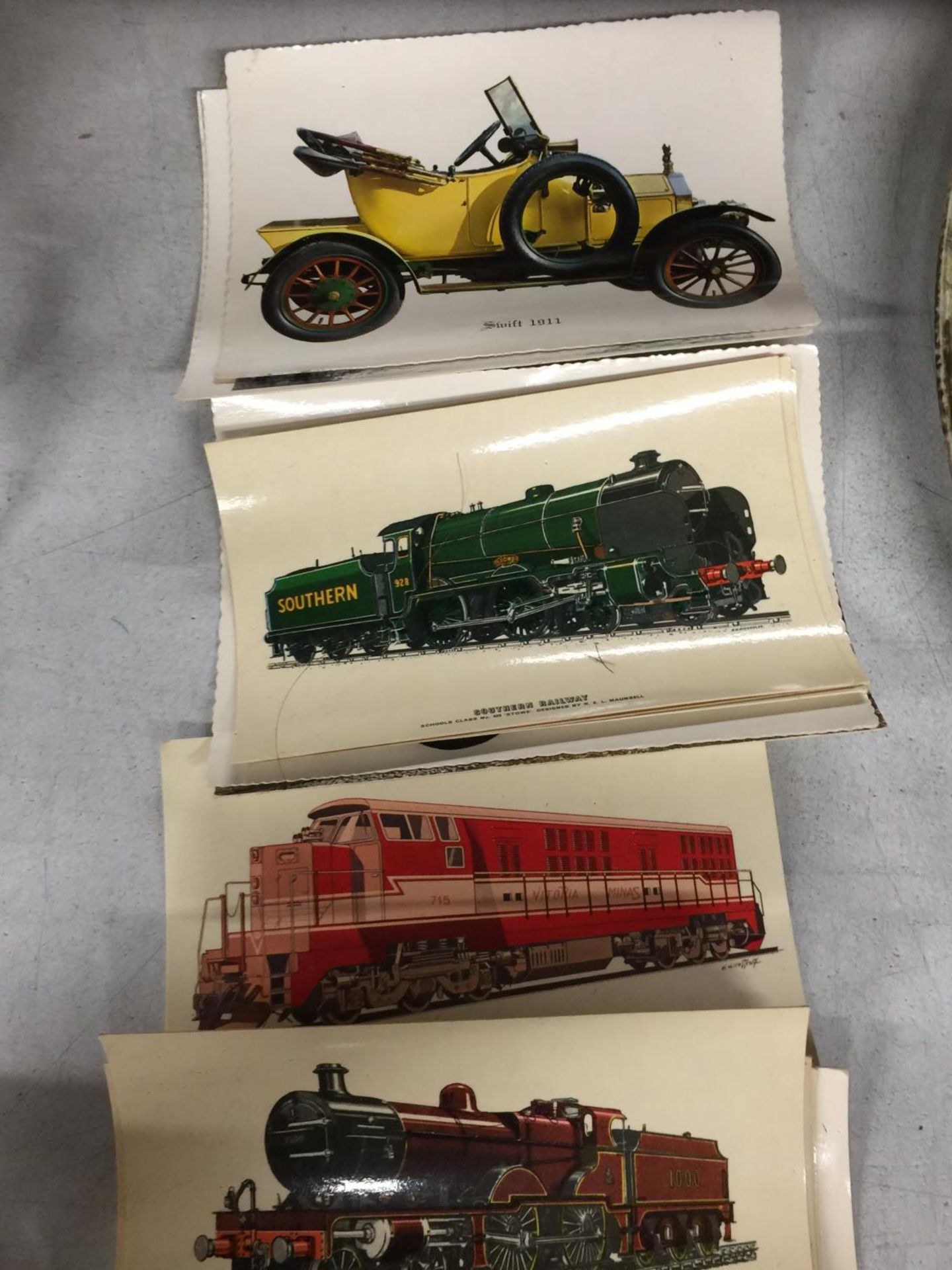 A COLLECTION OF VINTAGE TRAIN COLOUR POSTCARDS, BROOKE BOND TEA CARDS AND A WHITE METAL MATCH BOX - Bild 2 aus 4