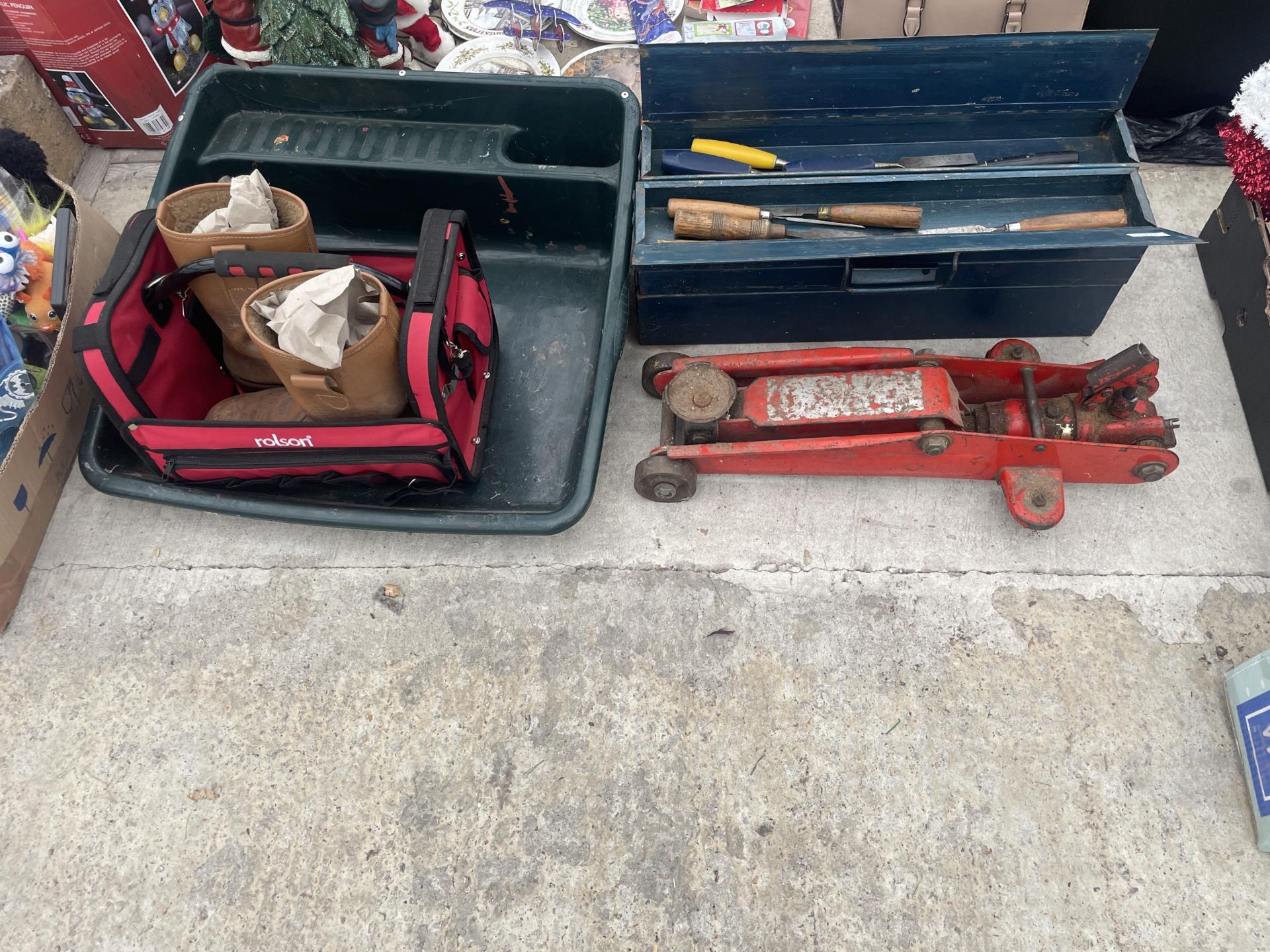 AN ASSORTMENT OF ITEMS TO INCLUDE A TROLLEY JACK AND A TOOL BOX CONTAINING CHISELS ETC