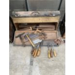 A VINTAGE WOODEN JOINERS CHEST WITH AN ASSORTMENT OF TOOLS TO INCLUDE LATHE CHISELS, SAWS AND