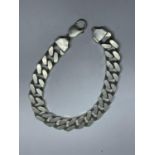 A HEAVY MARKED SILVER FLAT LINK BRACELET LENGTH 24 CM WEIGHT 62.6 GRAMS