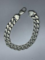 A HEAVY MARKED SILVER FLAT LINK BRACELET LENGTH 24 CM WEIGHT 62.6 GRAMS
