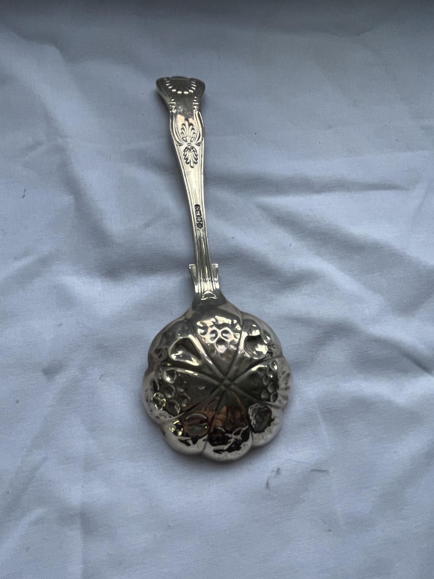 AN ELIZABETH II 1992 HALLMARKED SHEFFIELD SILVER SPOON WITH FRUIT DESIGN, MAKER CARR'S OF - Image 7 of 12