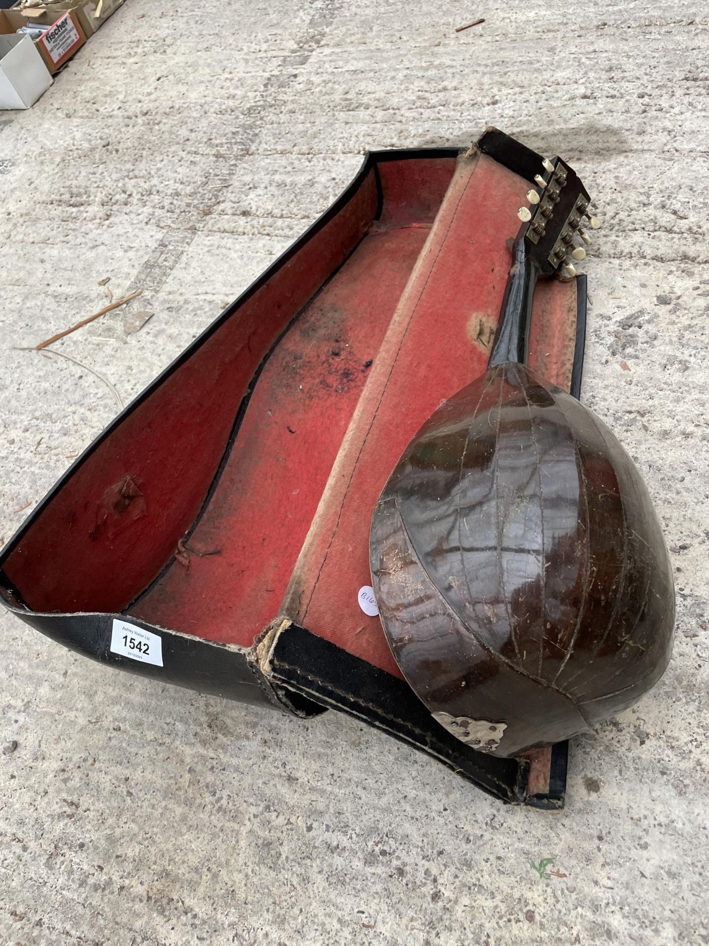 A VINTAGE MANDOLIN WITH CARRY CASE - Bild 2 aus 4