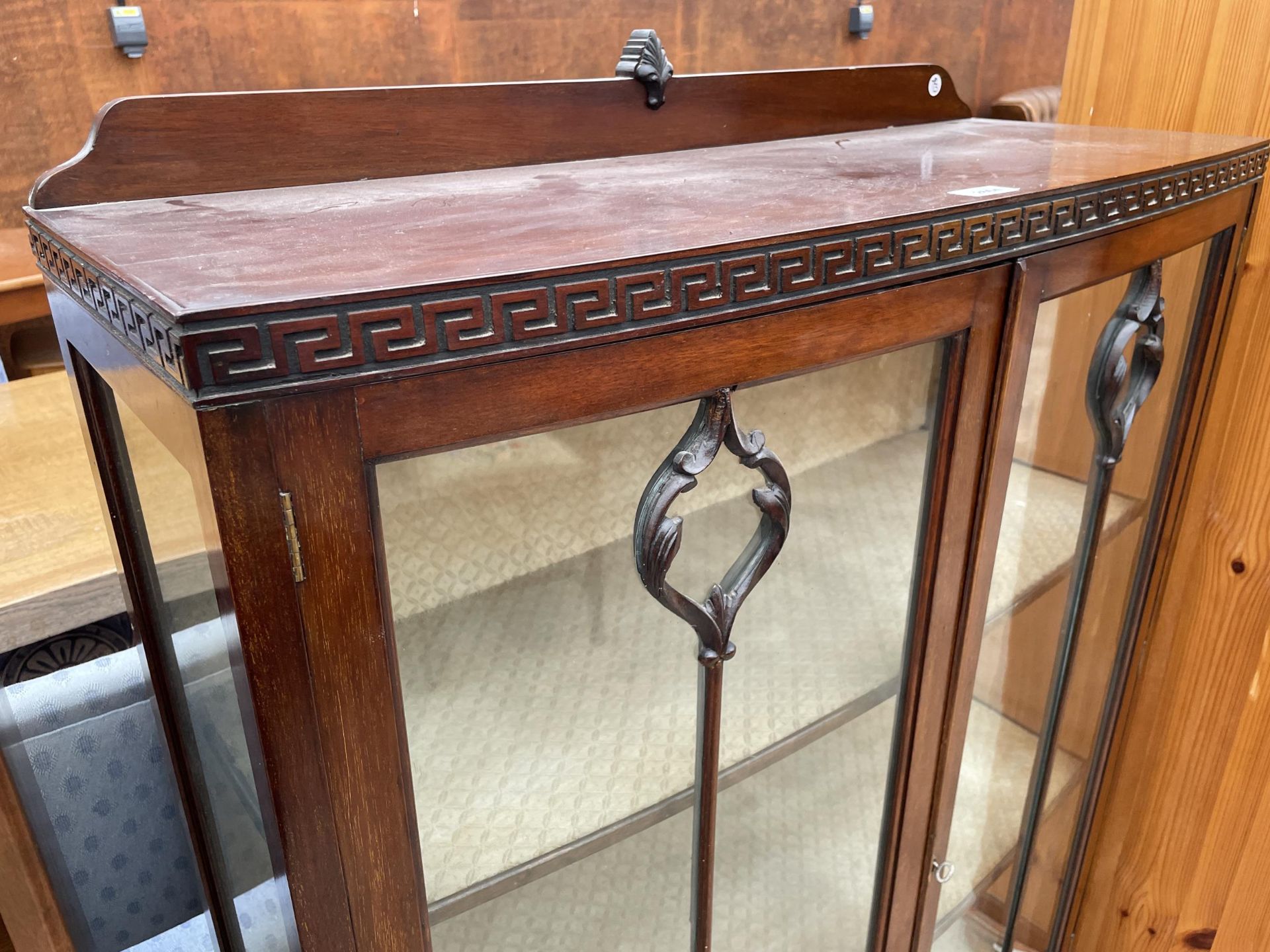 AN EARLY 20TH CENTURY MAHOGANY TWO DOOR GLASS DISPLAY CABINET WITH GREEK KEY CARVING, ON CABRIOLE - Image 3 of 4