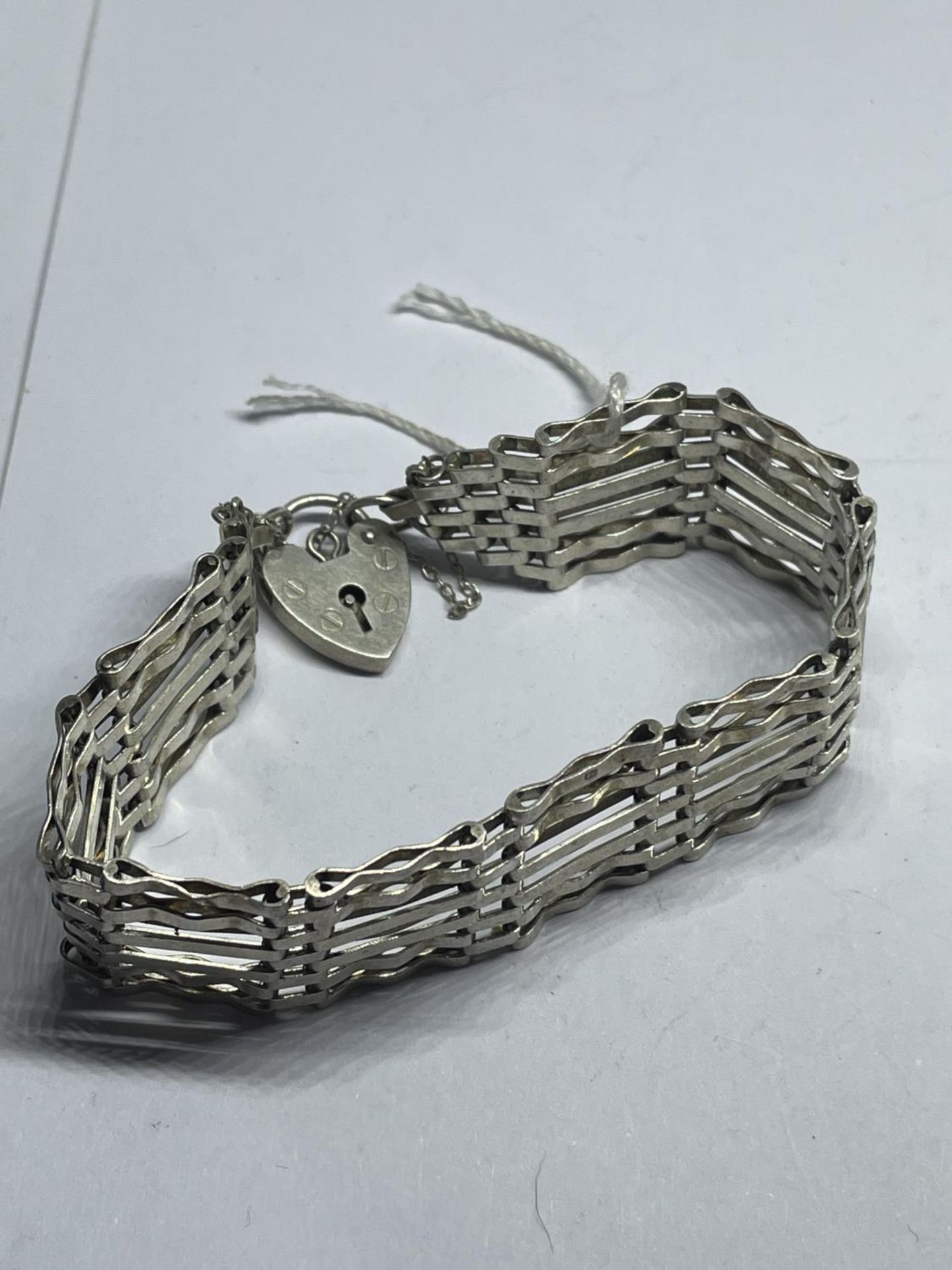 A MARKED SILVER SIX BAR GATE BRACELET WITH HEART PADLOCK WEIGHT 20 GRAMS - Image 2 of 3