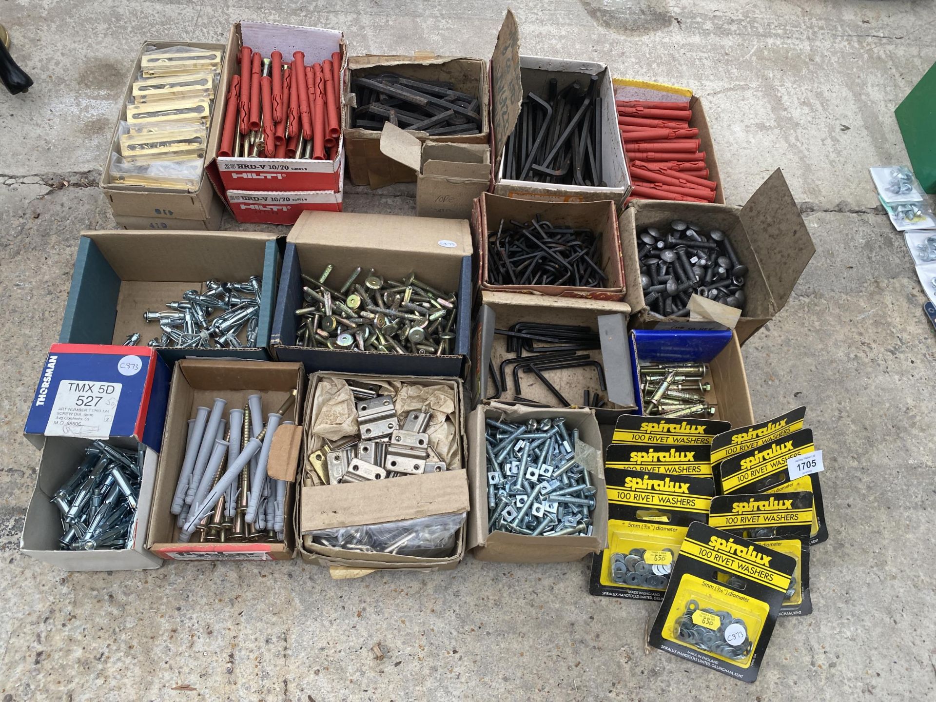 A LARGE ASSORTMENT OF ITEMS TO INCLUDE ALAN KEYS, BOLTS AND SCREWS ETC