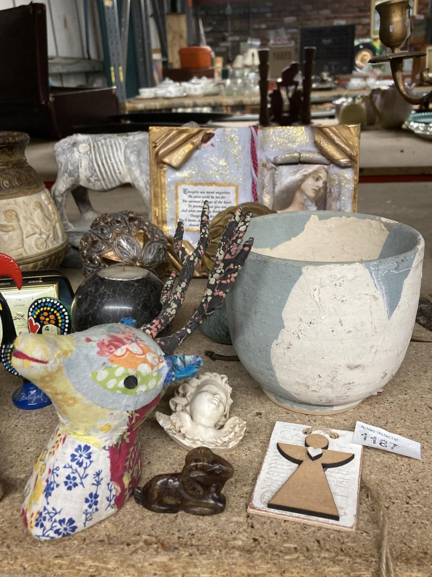 A MIXED LOT TO INCLUDE ANIMAL FIGURES, A VINTAGE TRAVEL CLOCK, MARBLE CANDLE HOLDER, ETC., - Image 2 of 5