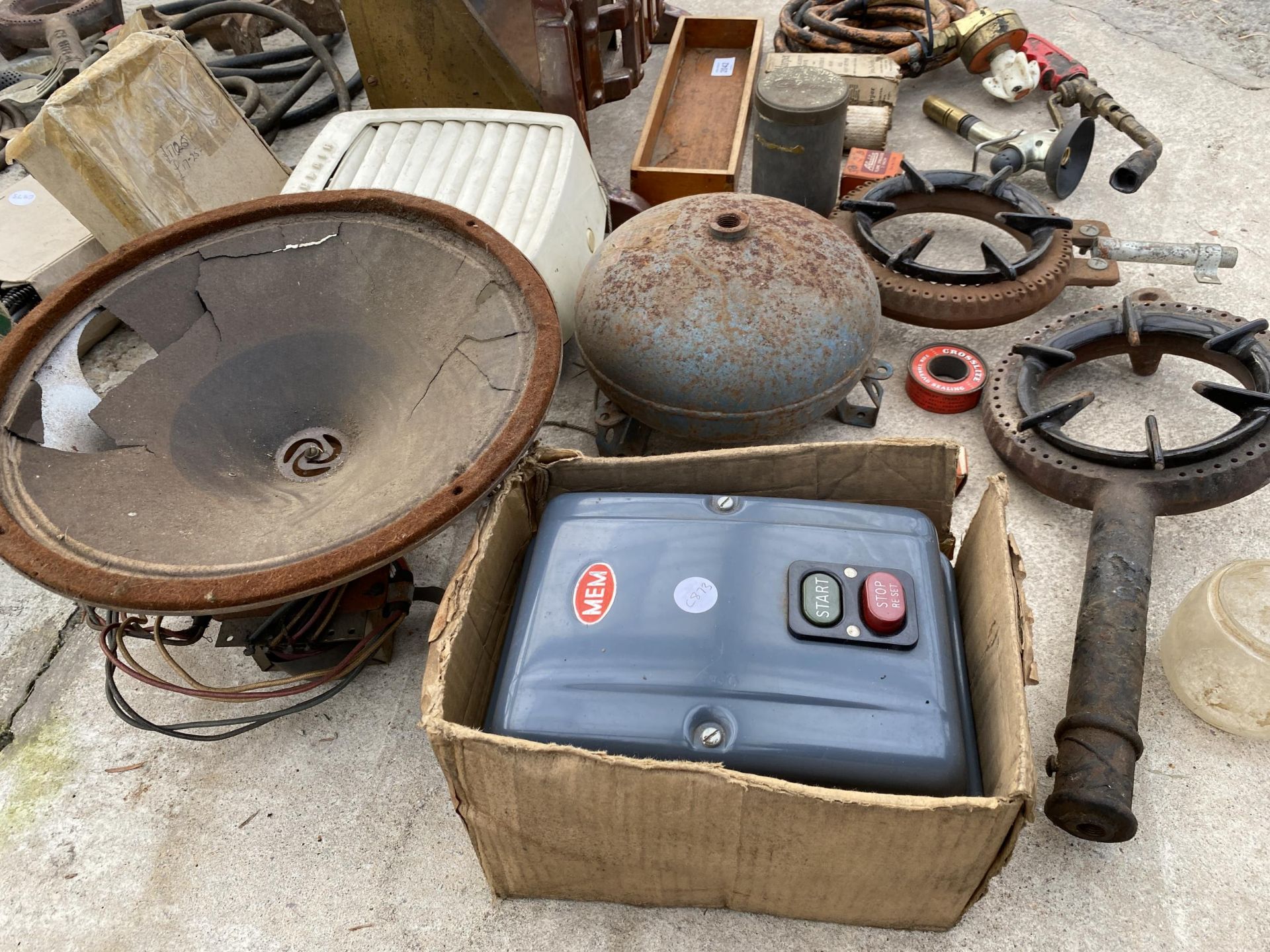 AN ASSORTMENT OF ITEMS TO INCLUDE BURNER RINGS, A FIRE FRONT AND AN ELECTRIC START SWITCH ETC - Image 3 of 3