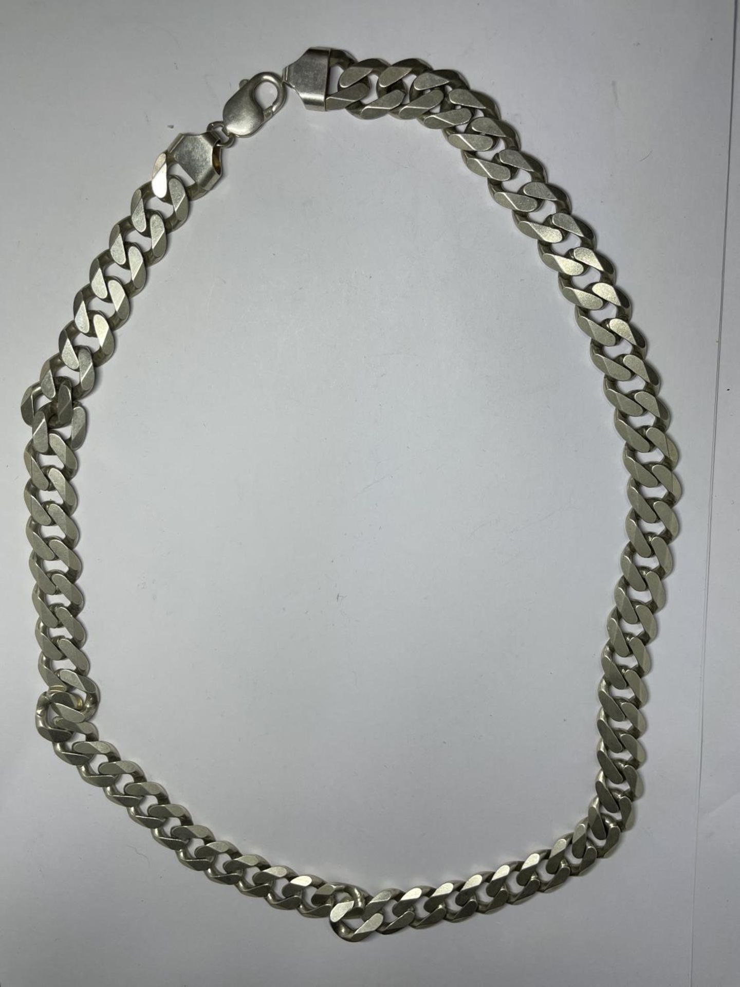 A HEAVY MARKED SILVER FLAT LINK NECKLACE LENGTH 65 CM WEIGHT 146.1 GRAMS