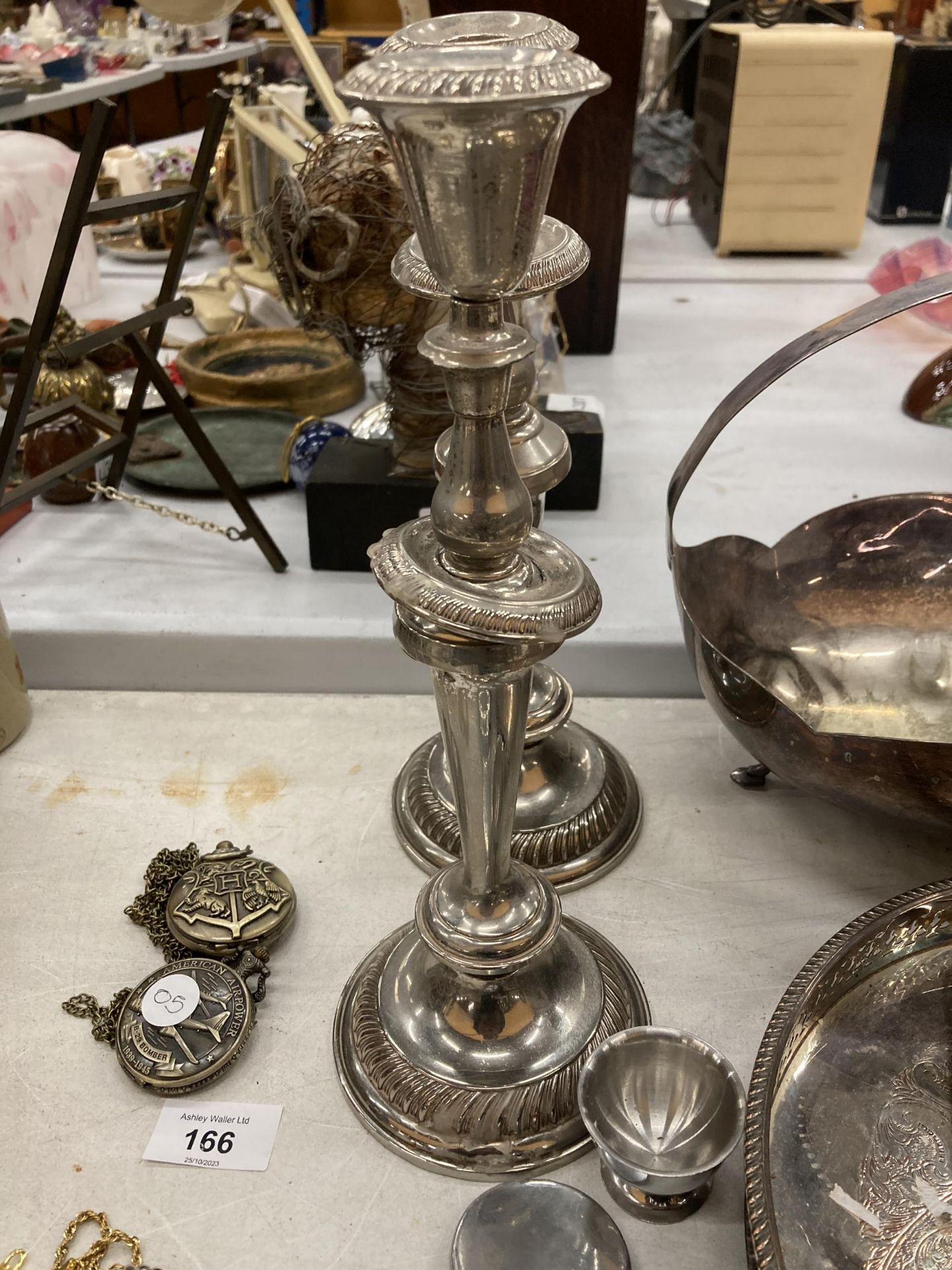 A LARGE QUANTITY OF VINTAGE SILVER PLATED ITEMS TO INCLUDE CANDLESTICKS, A GALLERIED TRAY, LARGE - Image 2 of 5