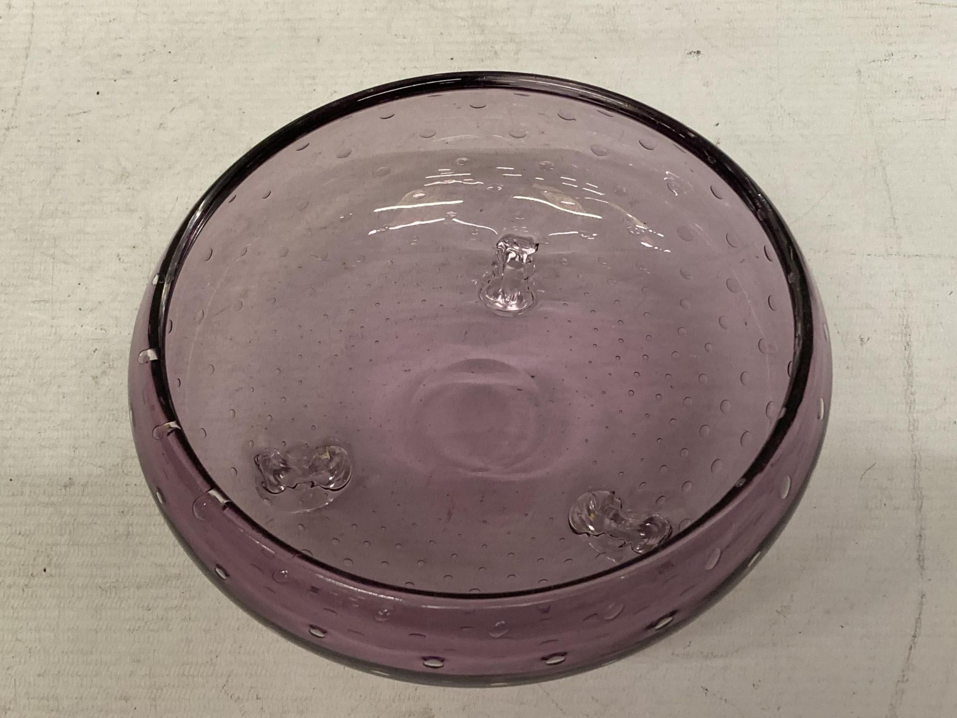 A WHITEFRIARS PURPLE BUBBLE GLASS TRI FOOTED BOWL - Image 2 of 3