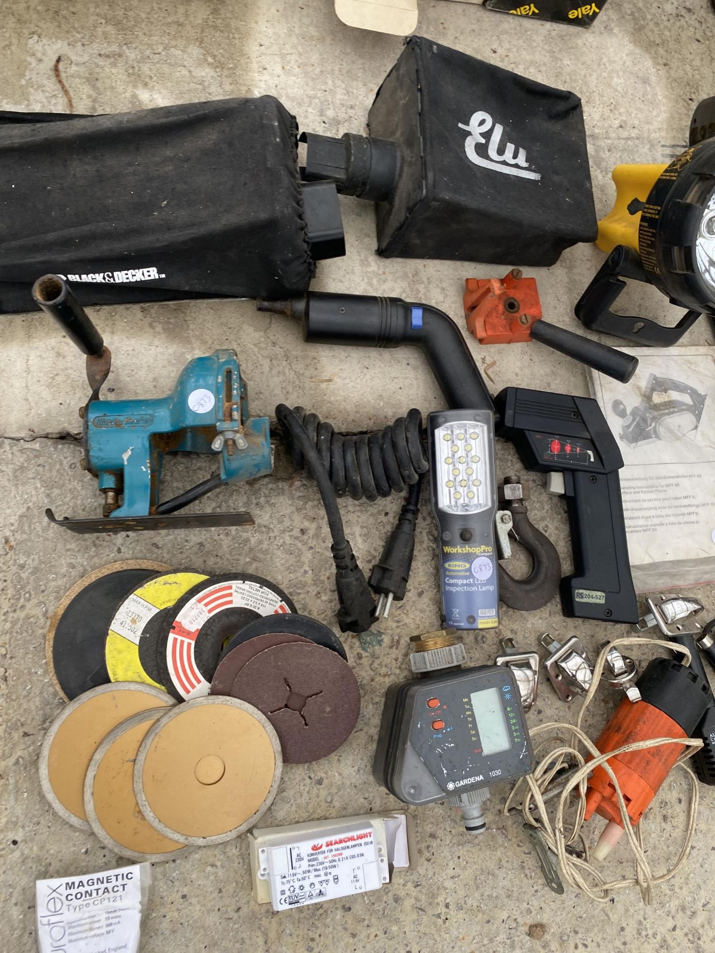AN ASSORTMENT OF ITEMS TO INCLUDE COMPRESSOR TOOLS, TORCHES AND DRILL CHUCKS ETC - Image 3 of 3