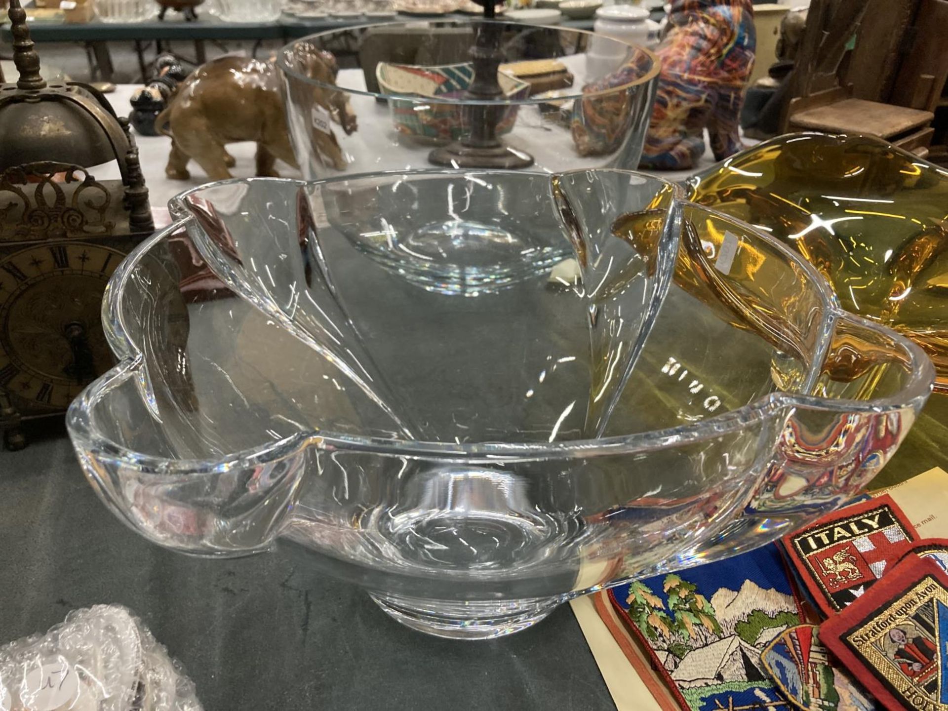 THREE LARGE HEAVY STUDIO GLASS BOWLS TO INCLUDE AN AMBER ONE - ONE WITH A CHIP TO THE RIM - Image 4 of 4