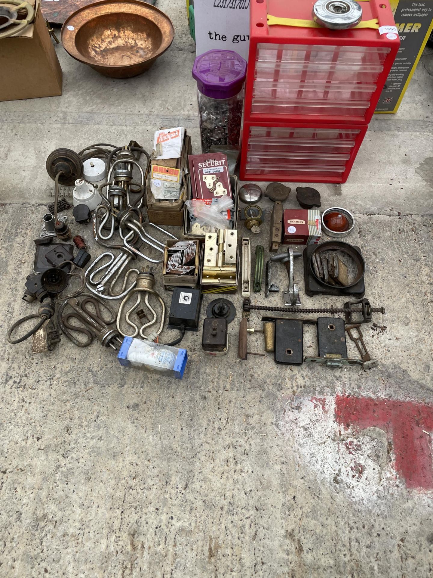 AN ASSORTMENT OF HARDWARE TO INCLUDE DOOR HANDLES, LOCKS AND HINGES ETC