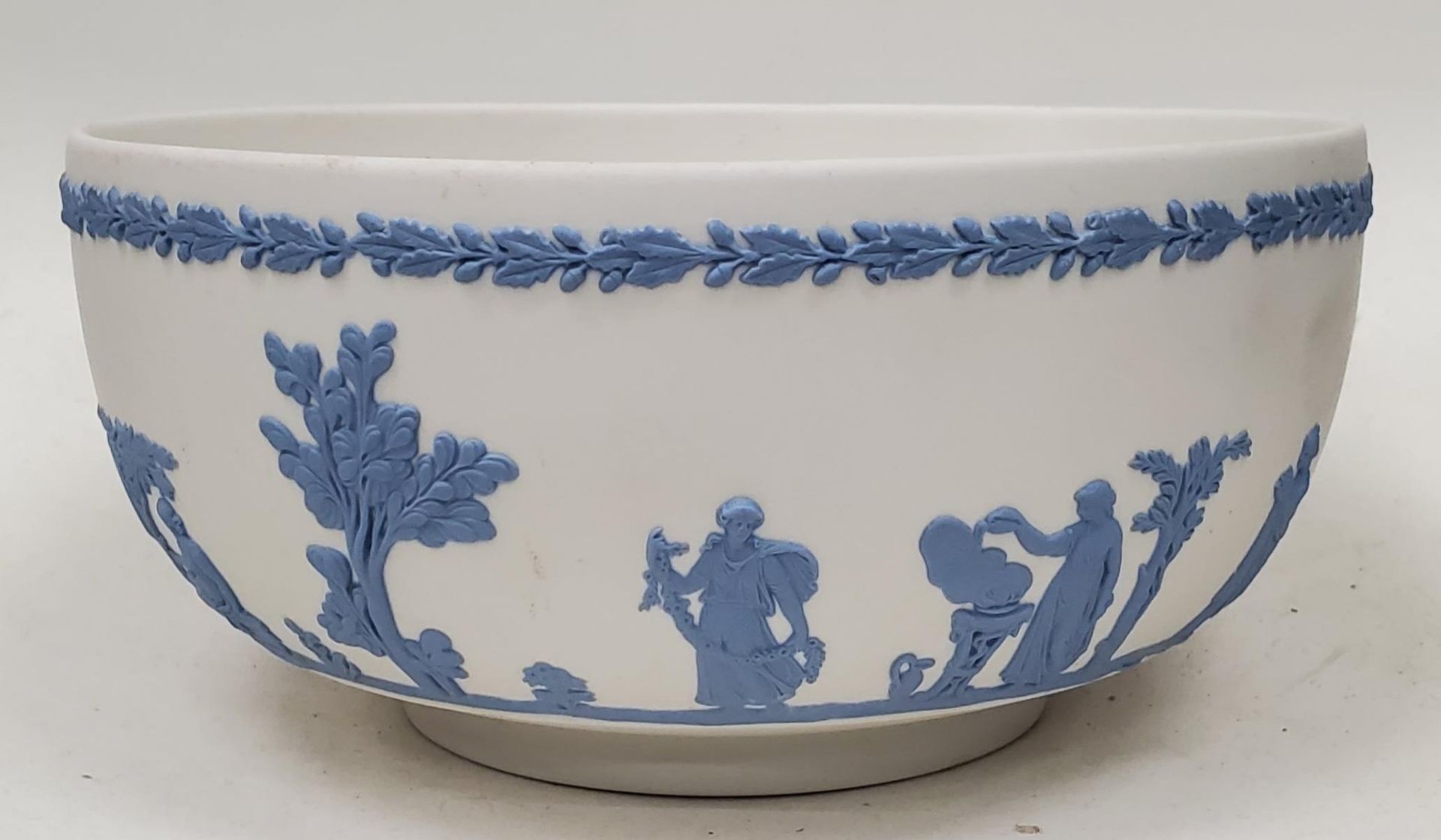 A WEDGWOOD REVERSED BLUE ON WHITE JASPERWARE BOWL, DIAMETER 20CM