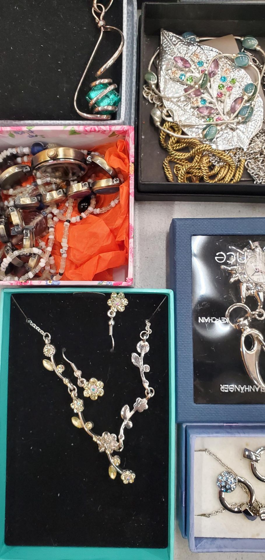 A QUANTITY OF COSTUME JEWELLERY - SOME BOXED - TO INCLUDE NECKLACES, WATCHES, EARRINGS, ETC - Image 2 of 4