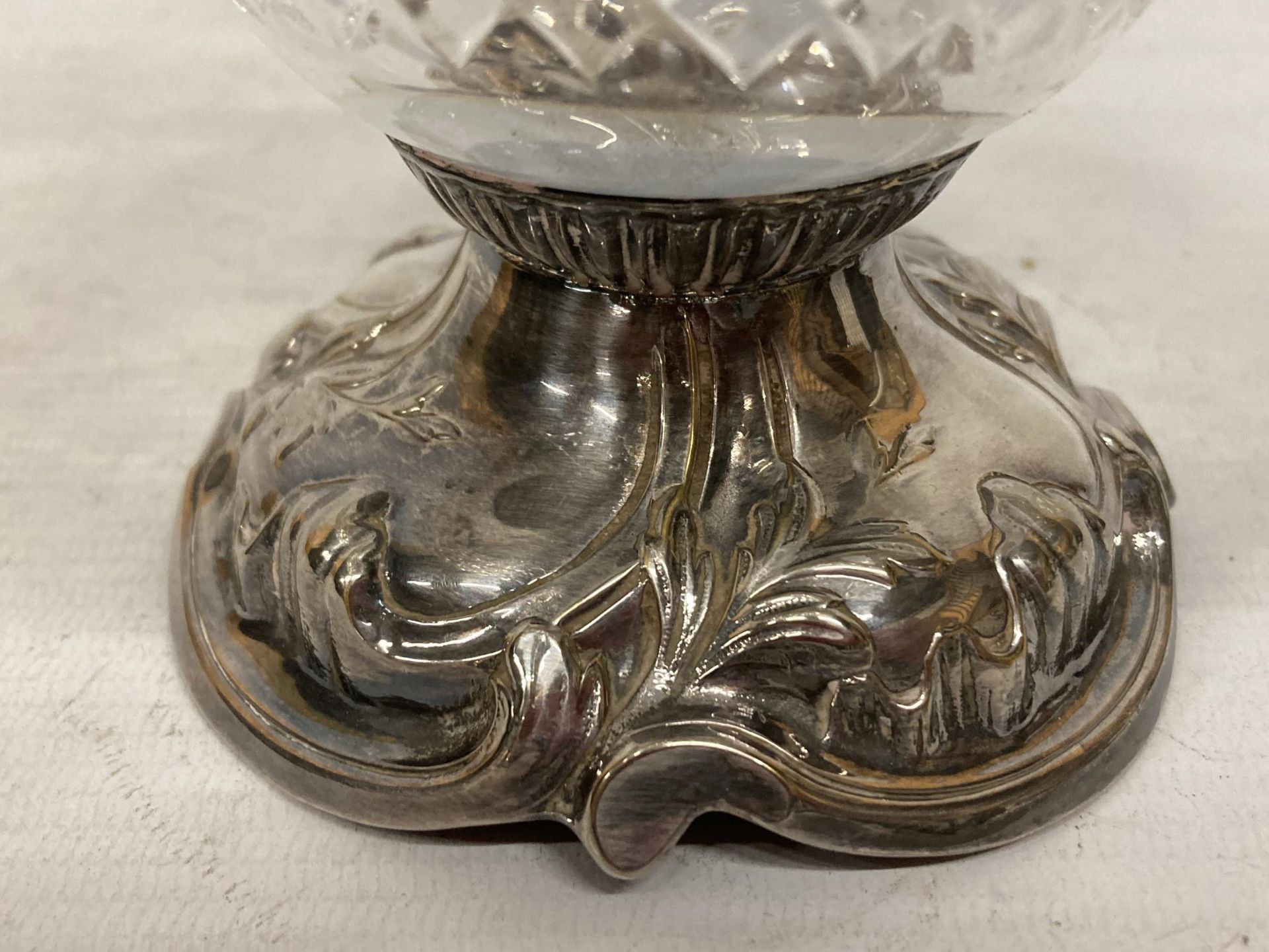 AN ORNATE SILVER PLATED AND CUT GLASS CLARET JUG - Image 5 of 6