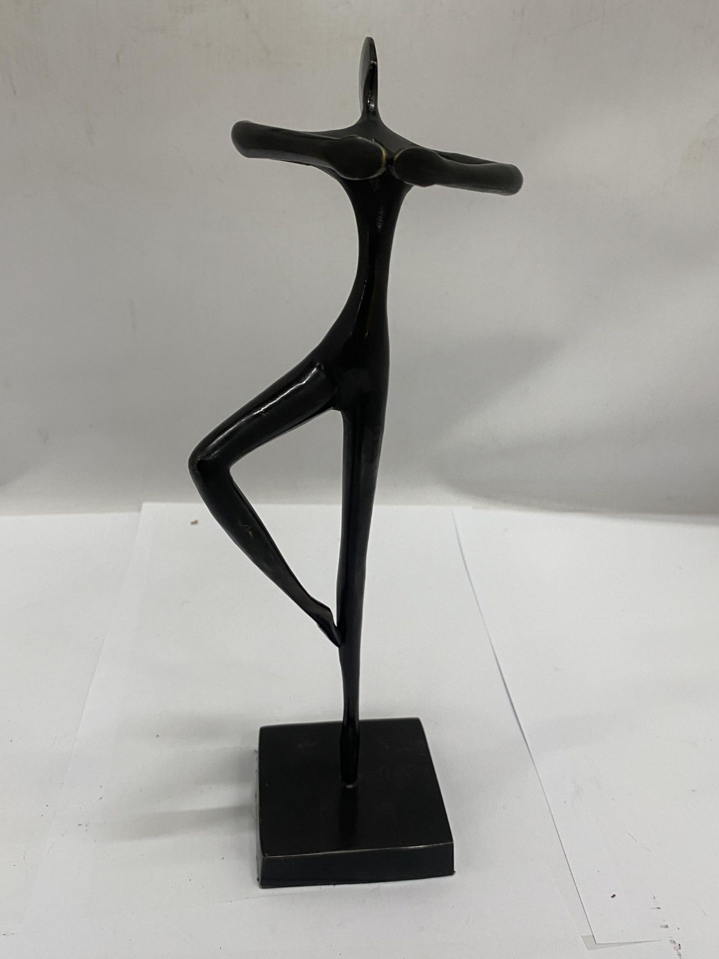 A BRONZE MATCHSTICK MAN FIGURE, HEIGHT 28CM - Bild 2 aus 3