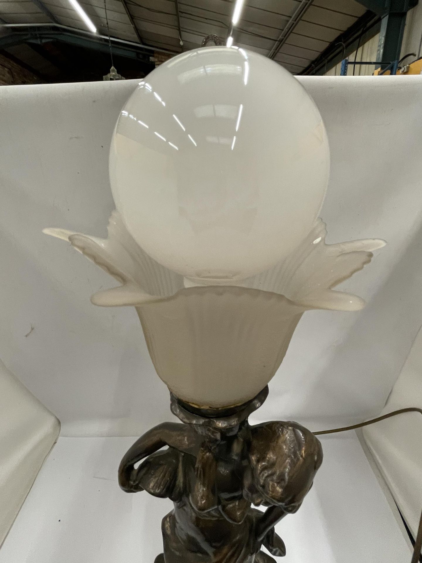 A BRASS FIGURAL TABLE LAMP AND SHADE - Image 4 of 4