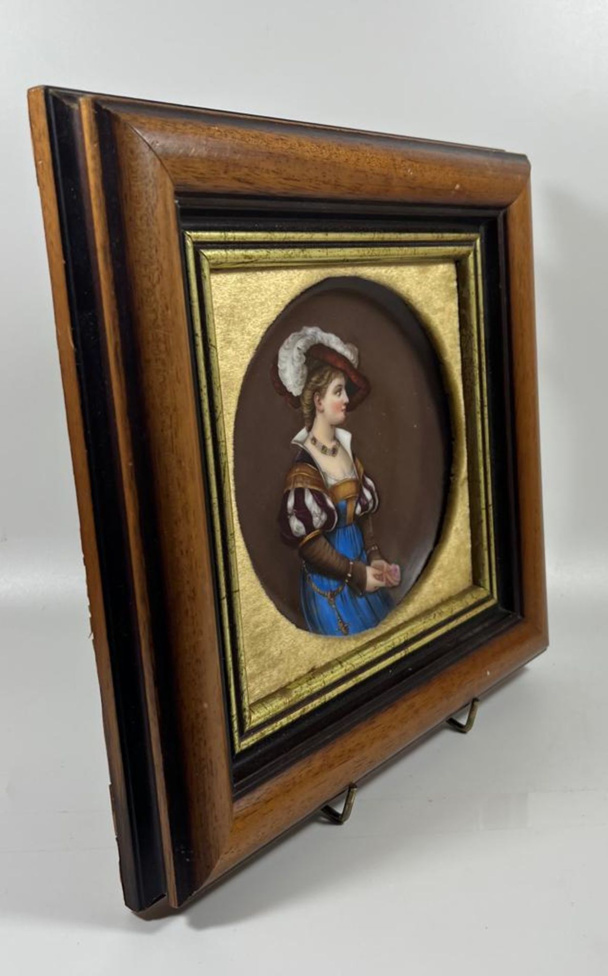 A 19TH CENTURY FRAMED HAND PAINTED PORCELAIN PLAQUE DEPICTING A LADY WITH A FEATHERED HAT, 27 X 26CM - Bild 2 aus 6