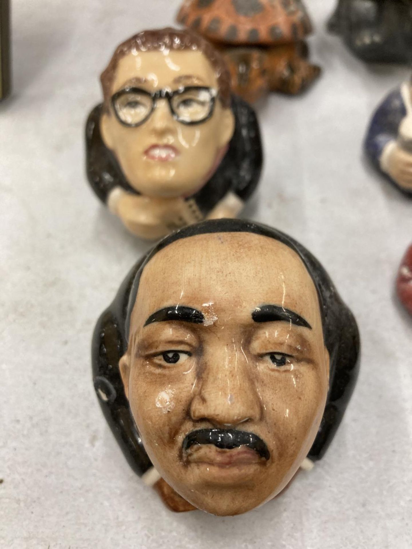 A LARGE COLLECTION OF CERAMIC 'FACE POTS' TO INCLUDE NELLIE, MARTIN LUTHER KING, MUHAMMAD ALI, - Bild 4 aus 5