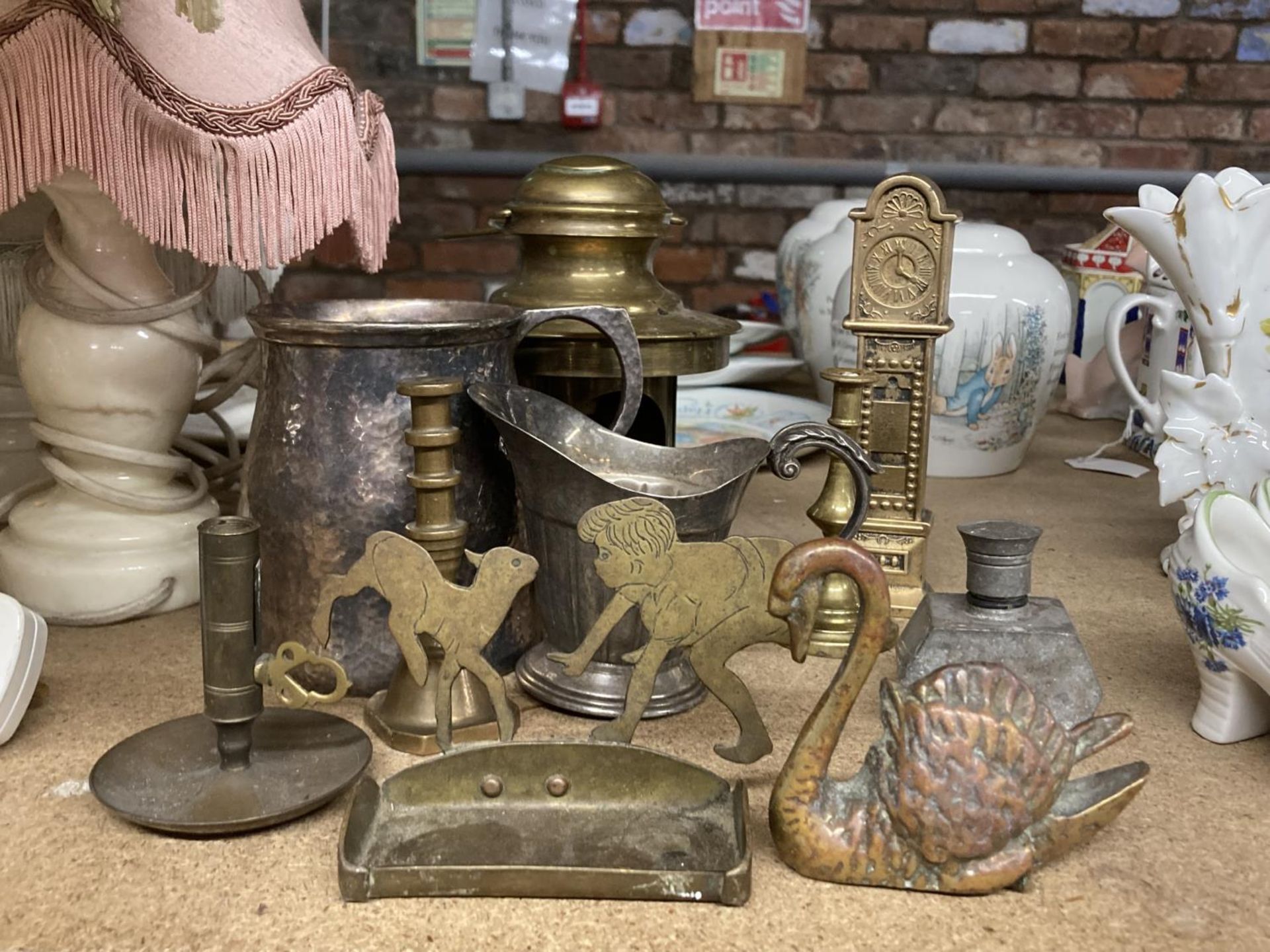 A QUANTITY OF VINTAGE BRASSWARE TO INCLUDE A SMALL TRAY WITH A GIRL AND A LAMB, OIL LAMP,